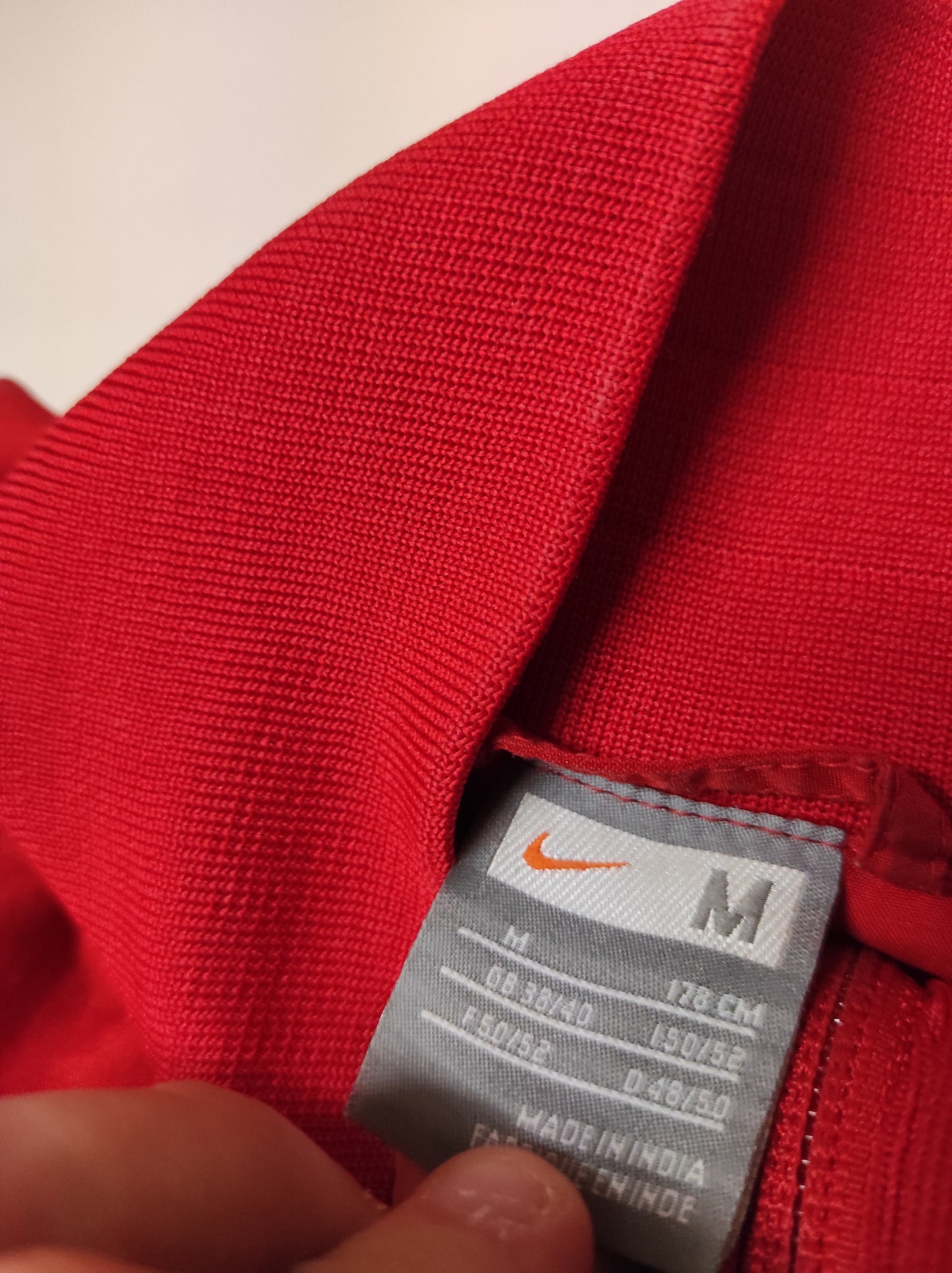 Entdecke unsere Vintage Track Pants von Nike und anderen Marken, erhältlich bei Valuxery.de - Dein Shop für trendige Vintage - Kleidung. Unsere Track Pants sind aus hochwertigen Materialien und