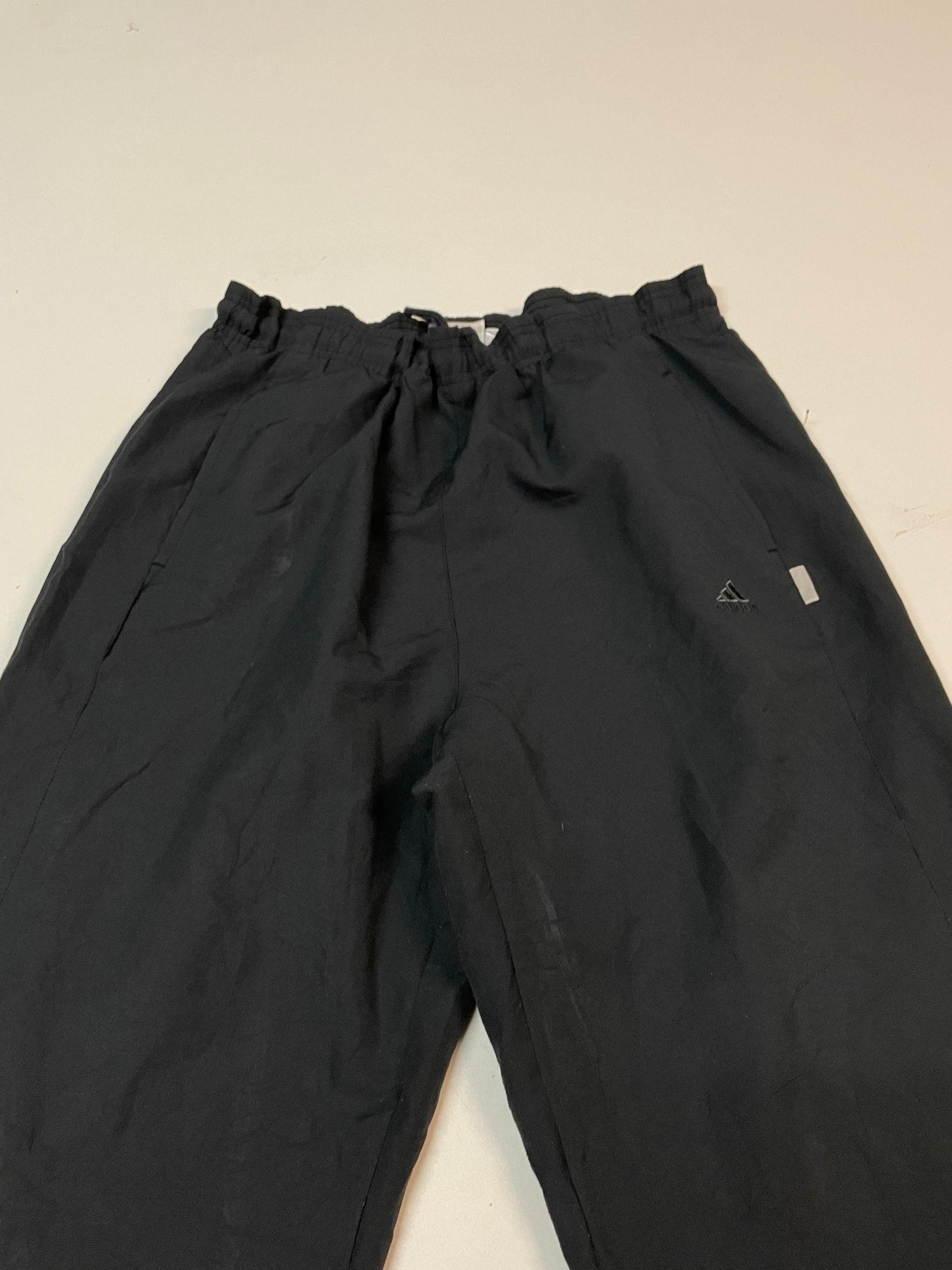 Entdecke unsere Vintage Track Pants von Nike und anderen Marken, erhältlich bei Valuxery.de - Dein Shop für trendige Vintage - Kleidung. Unsere Track Pants sind aus hochwertigen Materialien und