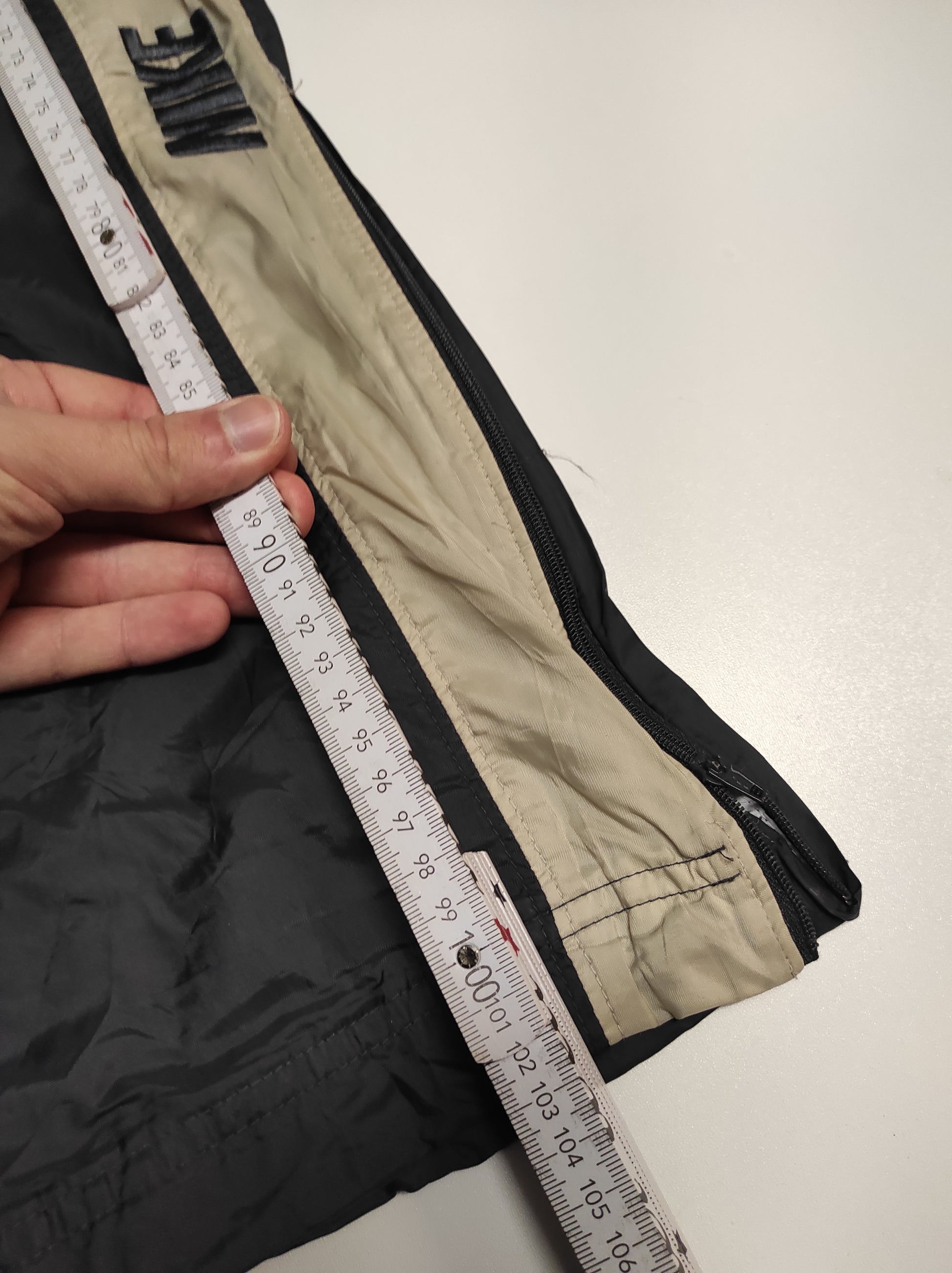 Entdecke unsere Vintage Track Pants von Nike und anderen Marken, erhältlich bei Valuxery.de - Dein Shop für trendige Vintage - Kleidung. Unsere Track Pants sind aus hochwertigen Materialien und