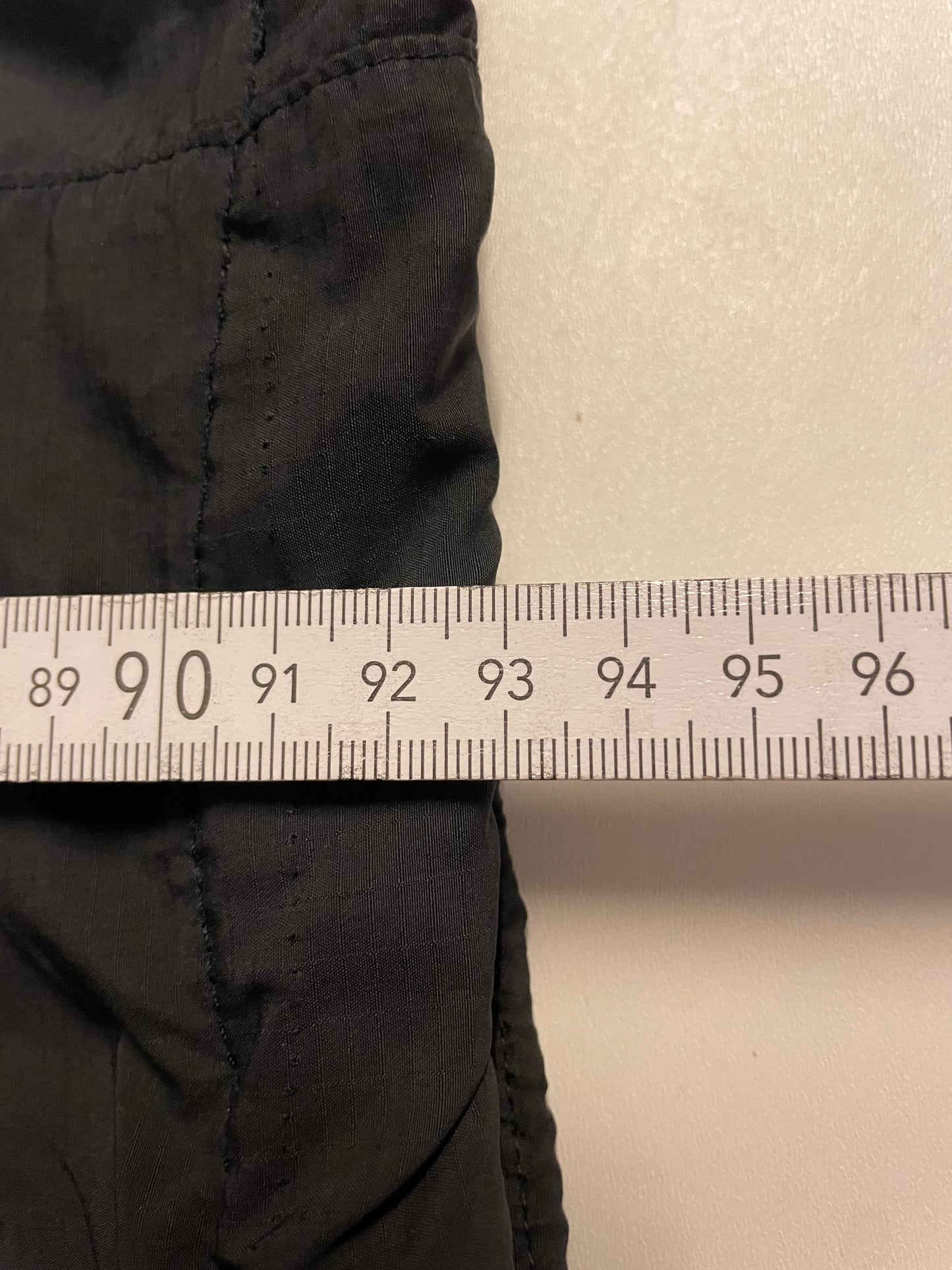 Entdecke unsere Vintage Track Pants von Nike und anderen Marken, erhältlich bei Valuxery.de - Dein Shop für trendige Vintage - Kleidung. Unsere Track Pants sind aus hochwertigen Materialien und