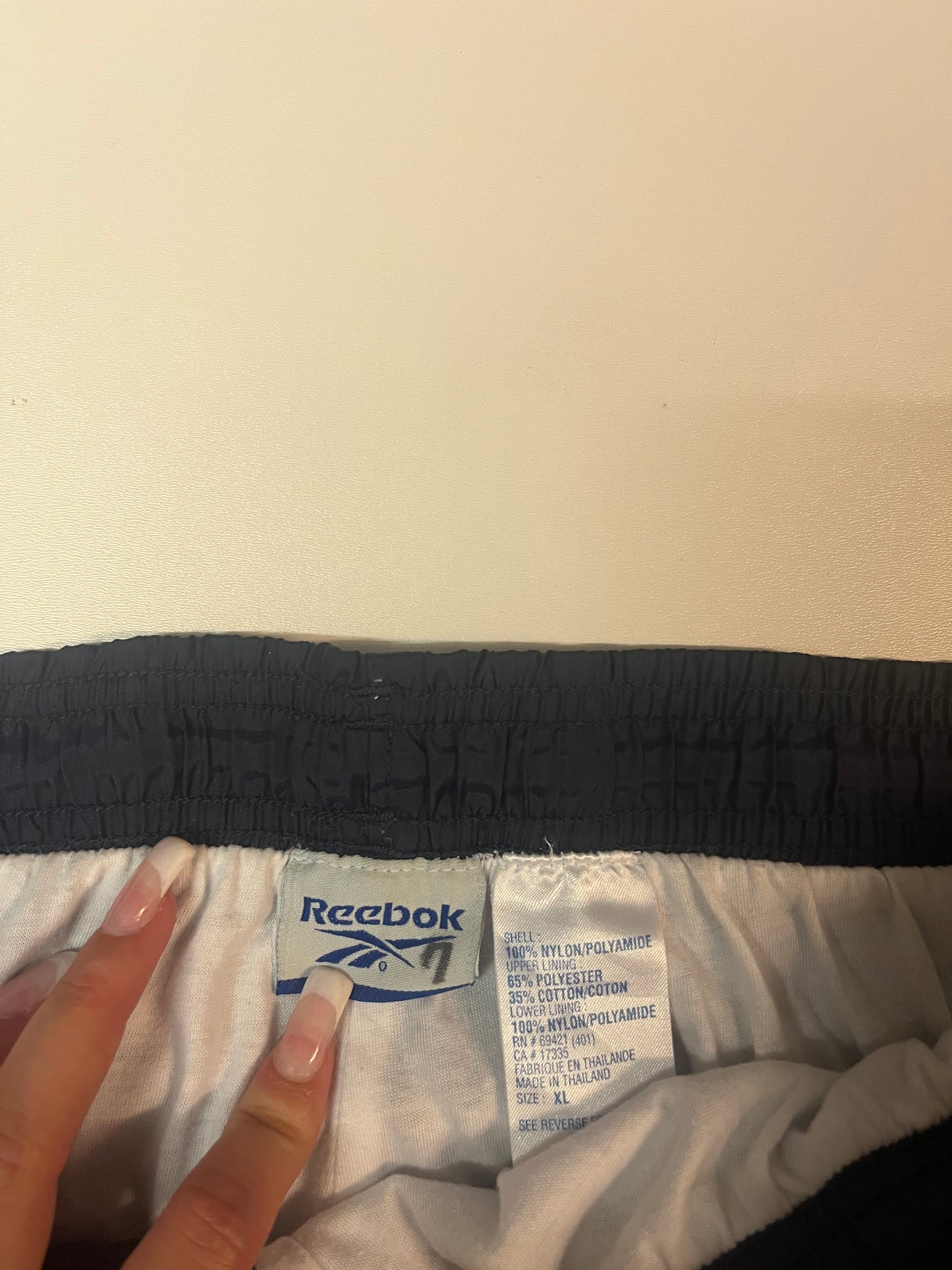 Entdecke unsere Vintage Track Pants von Nike und anderen Marken, erhältlich bei Valuxery.de - Dein Shop für trendige Vintage - Kleidung. Unsere Track Pants sind aus hochwertigen Materialien und