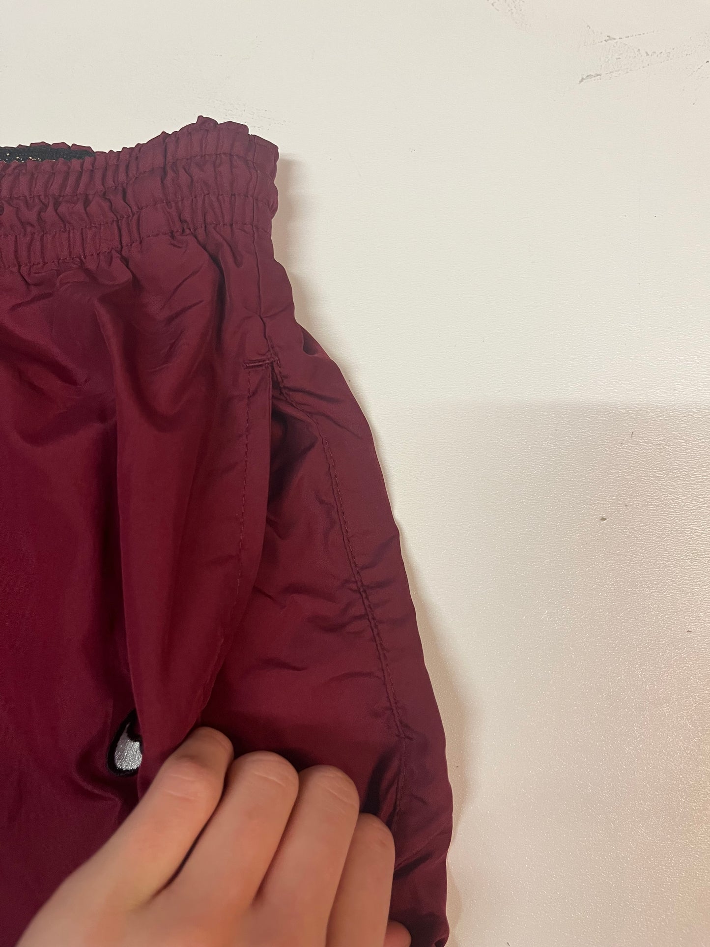 Entdecke unsere Vintage Track Pants von Nike und anderen Marken, erhältlich bei Valuxery.de - Dein Shop für trendige Vintage - Kleidung. Unsere Track Pants sind aus hochwertigen Materialien und