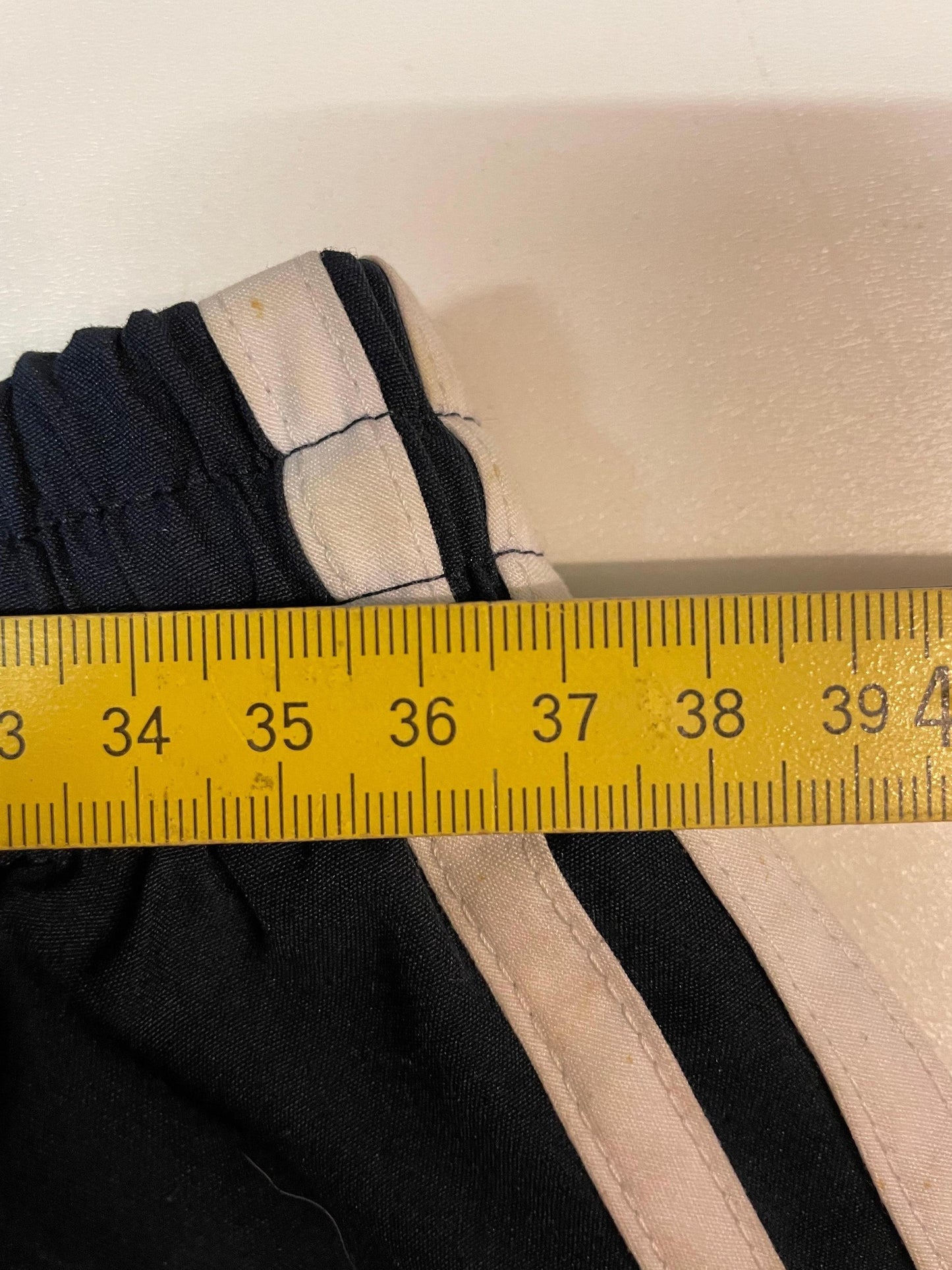 Entdecke unsere Vintage Track Pants von Nike und anderen Marken, erhältlich bei Valuxery.de - Dein Shop für trendige Vintage - Kleidung. Unsere Track Pants sind aus hochwertigen Materialien und