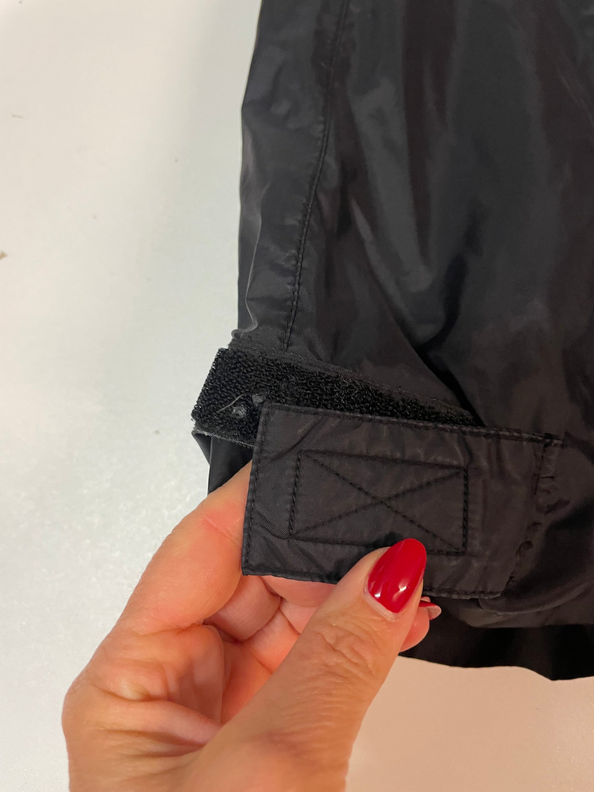 Entdecke unsere Vintage Track Pants von Nike und anderen Marken, erhältlich bei Valuxery.de - Dein Shop für trendige Vintage - Kleidung. Unsere Track Pants sind aus hochwertigen Materialien und