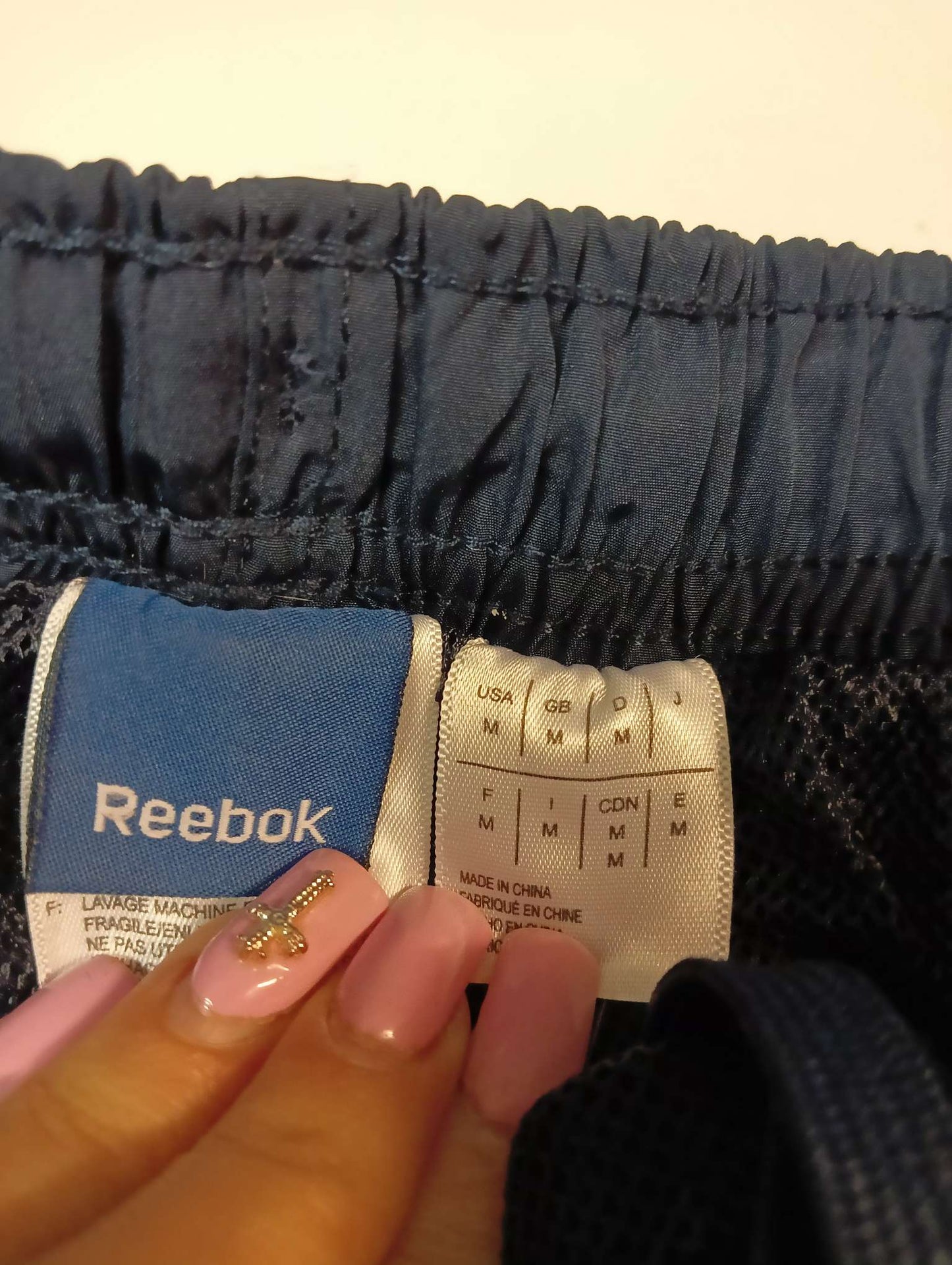 Entdecke unsere Vintage Track Pants von Nike und anderen Marken, erhältlich bei Valuxery.de - Dein Shop für trendige Vintage - Kleidung. Unsere Track Pants sind aus hochwertigen Materialien und
