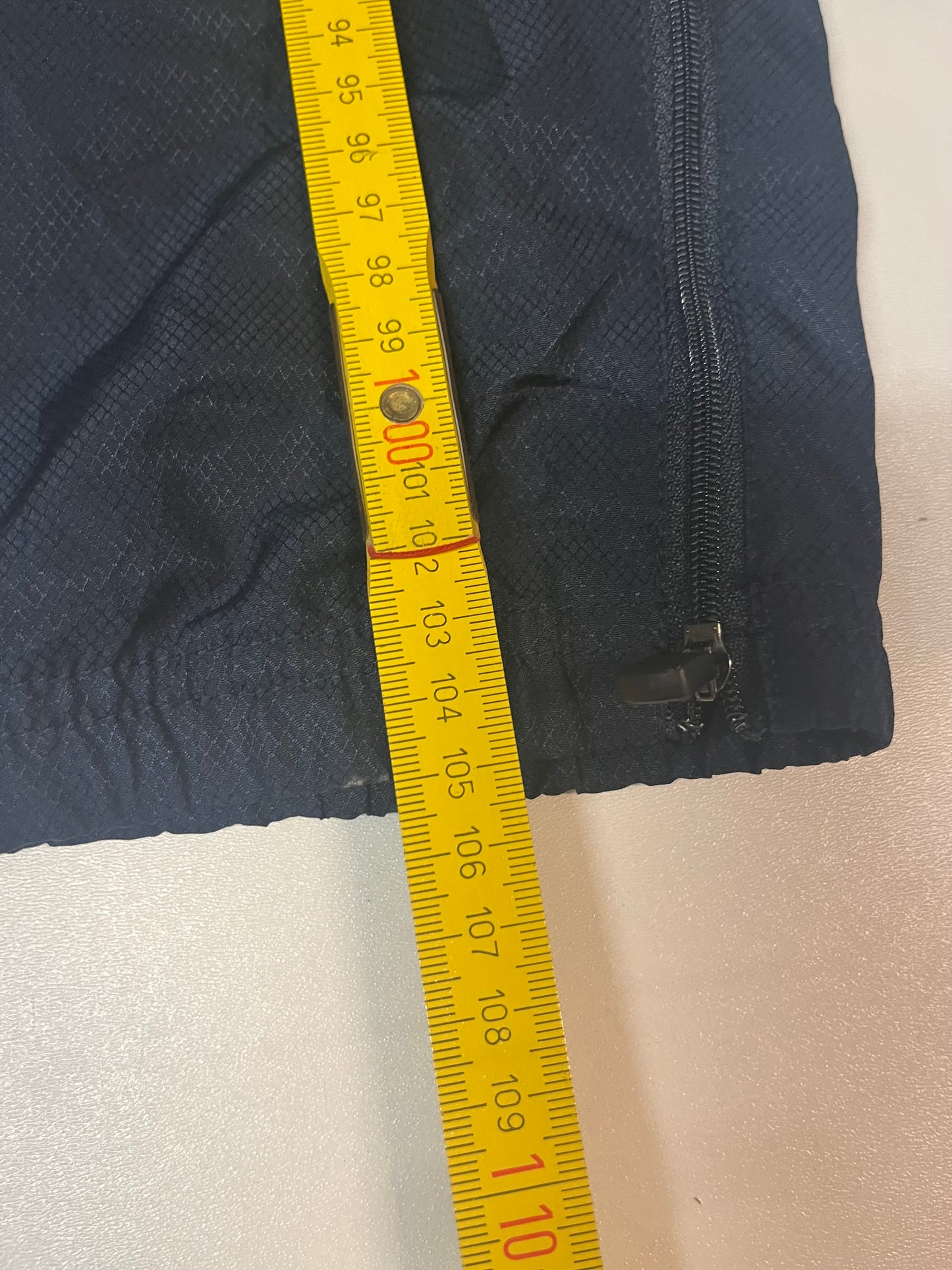 Entdecke unsere Vintage Track Pants von Nike und anderen Marken, erhältlich bei Valuxery.de - Dein Shop für trendige Vintage - Kleidung. Unsere Track Pants sind aus hochwertigen Materialien und