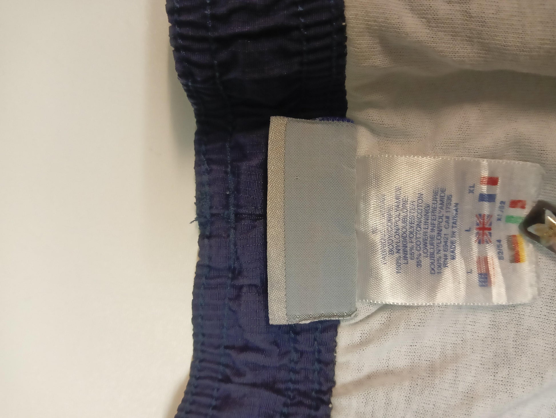 Entdecke unsere Vintage Track Pants von Nike und anderen Marken, erhältlich bei Valuxery.de - Dein Shop für trendige Vintage - Kleidung. Unsere Track Pants sind aus hochwertigen Materialien und