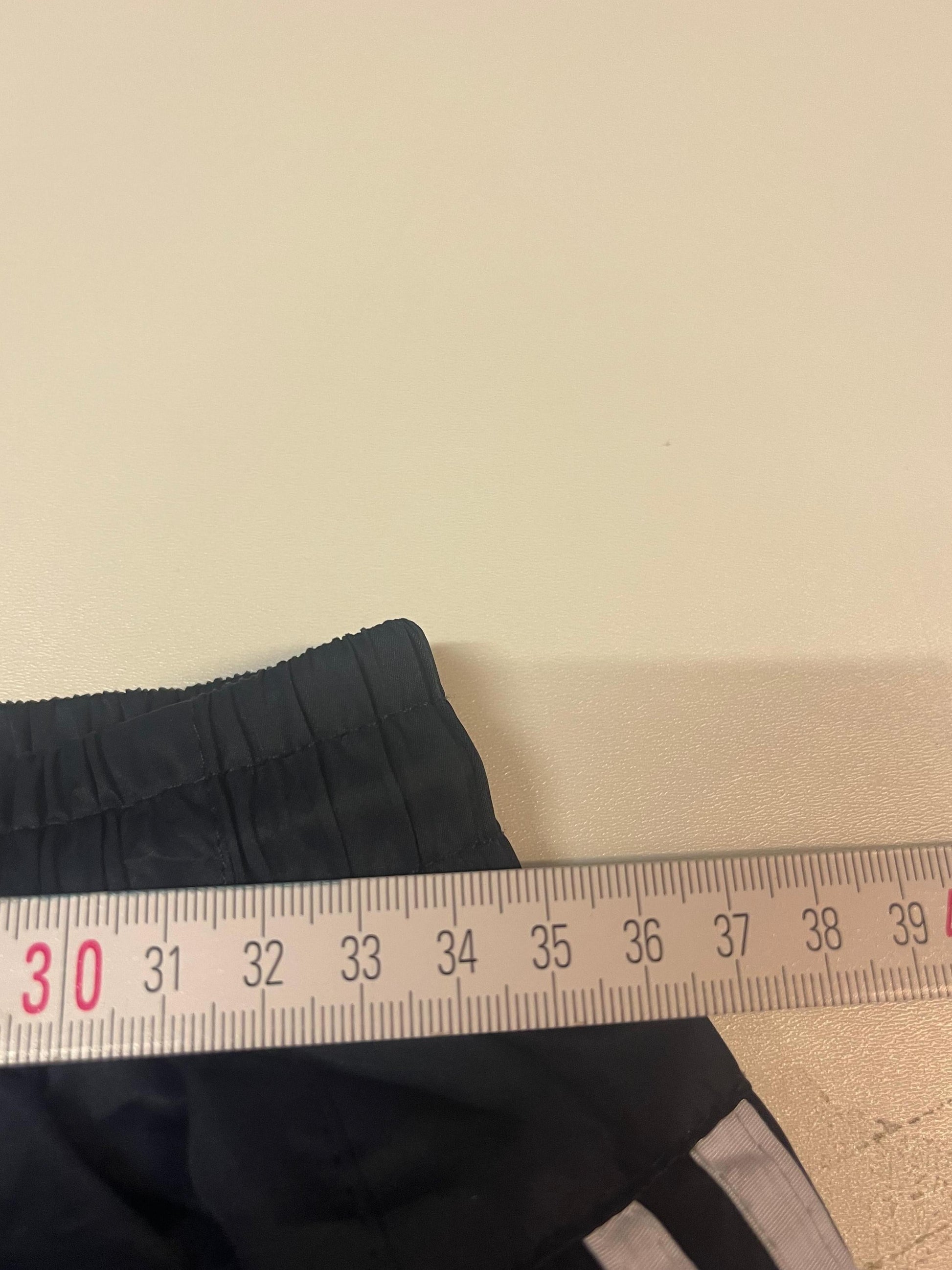 Entdecke unsere Vintage Track Pants von Nike und anderen Marken, erhältlich bei Valuxery.de - Dein Shop für trendige Vintage - Kleidung. Unsere Track Pants sind aus hochwertigen Materialien und