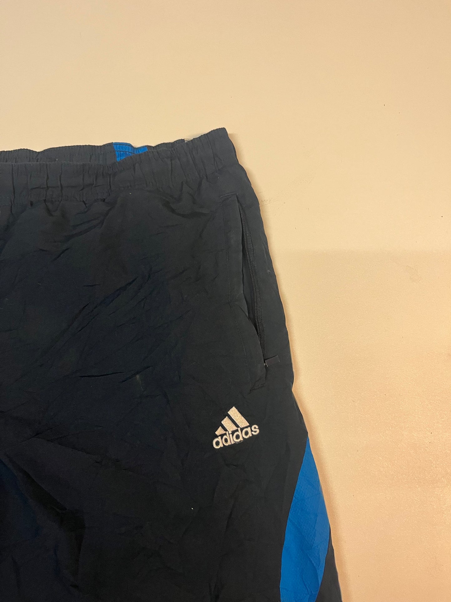 Entdecke unsere Vintage Track Pants von Nike und anderen Marken, erhältlich bei Valuxery.de - Dein Shop für trendige Vintage - Kleidung. Unsere Track Pants sind aus hochwertigen Materialien und