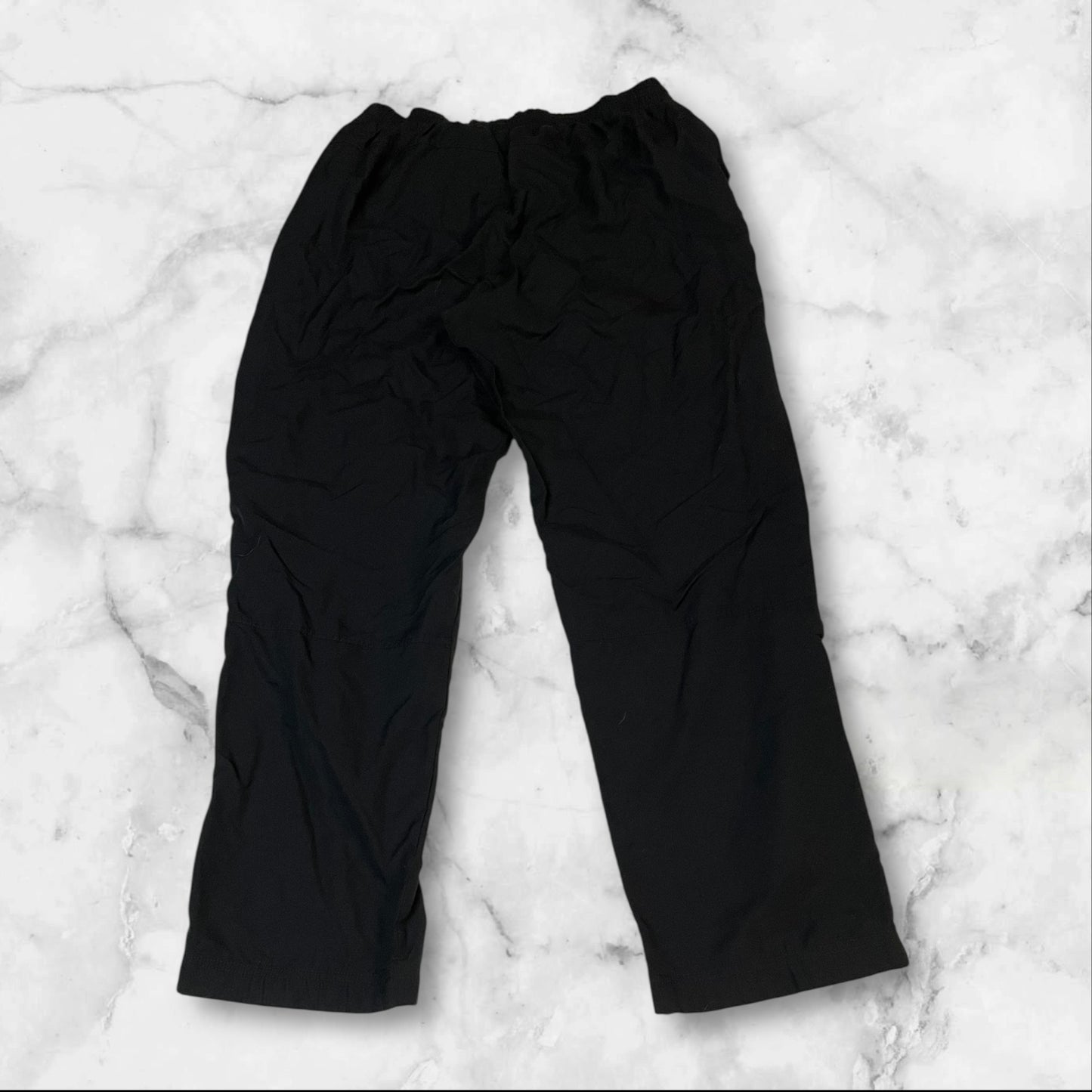 Entdecke unsere Vintage Track Pants von Nike und anderen Marken, erhältlich bei Valuxery.de - Dein Shop für trendige Vintage - Kleidung. Unsere Track Pants sind aus hochwertigen Materialien und