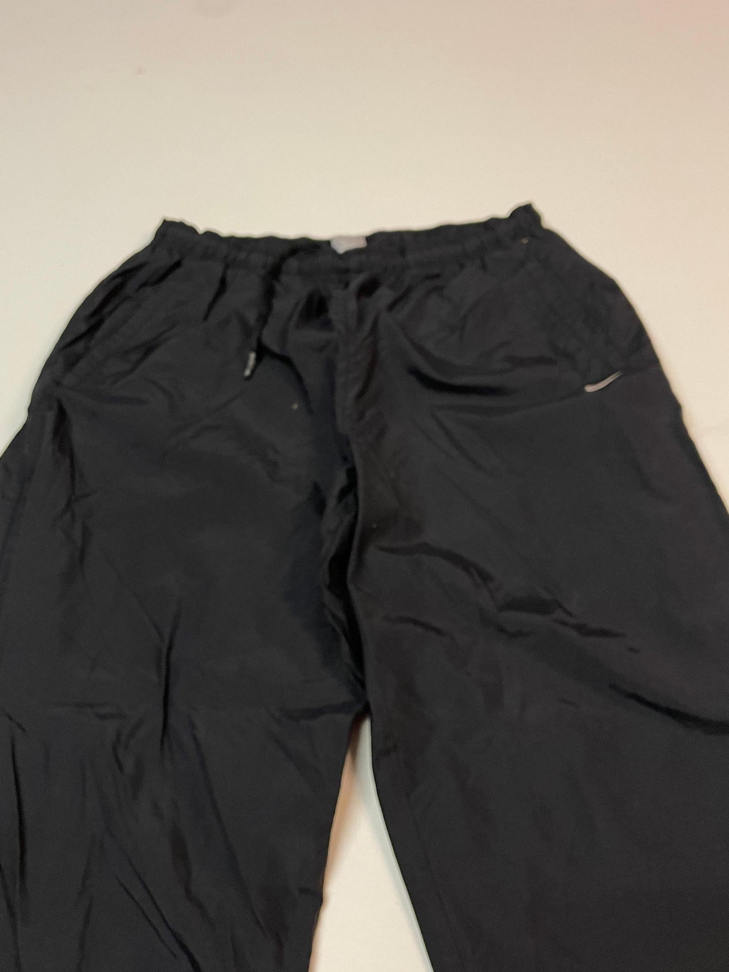 Entdecke unsere Vintage Track Pants von Nike und anderen Marken, erhältlich bei Valuxery.de - Dein Shop für trendige Vintage - Kleidung. Unsere Track Pants sind aus hochwertigen Materialien und