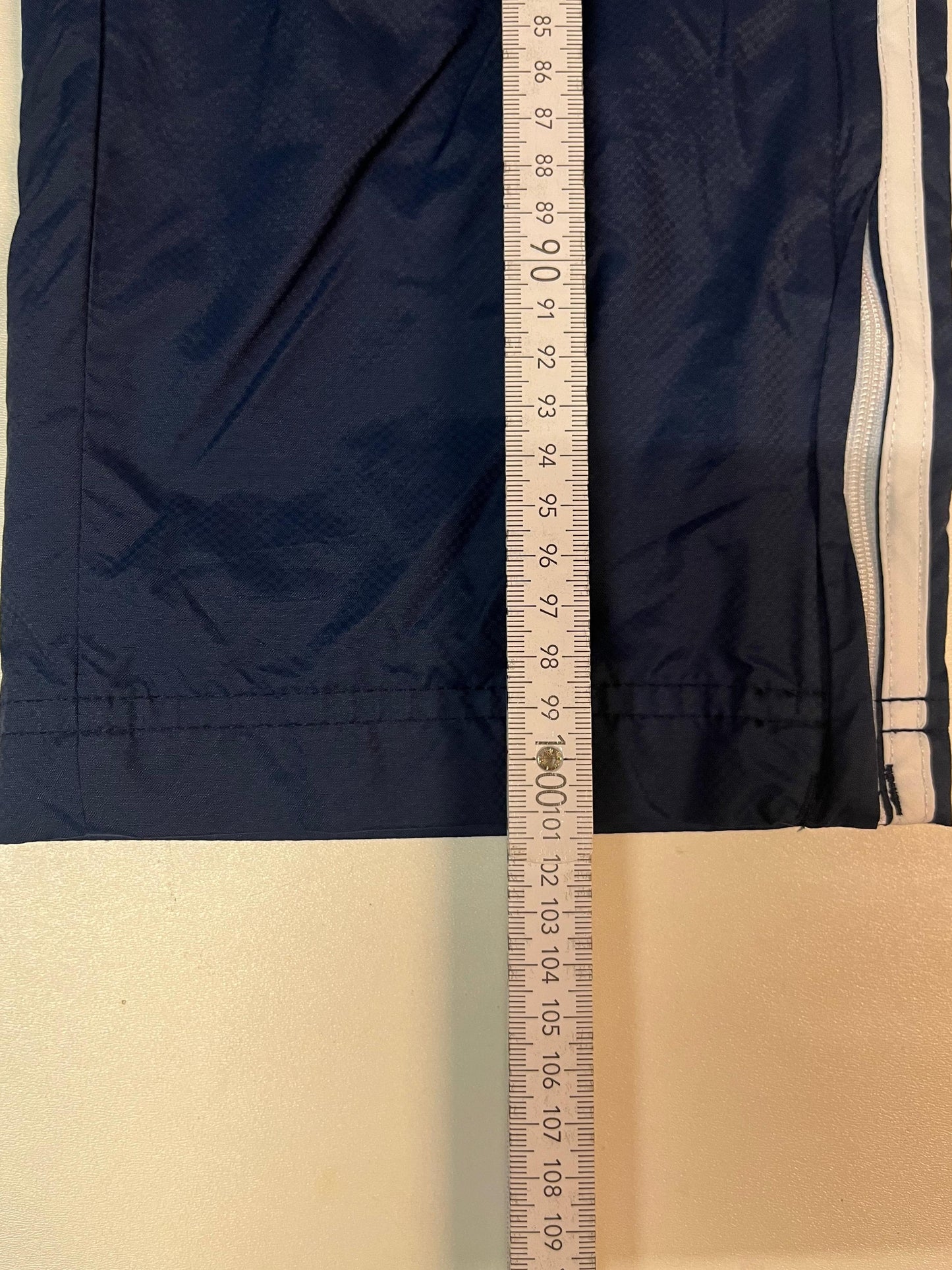 Entdecke unsere Vintage Track Pants von Nike und anderen Marken, erhältlich bei Valuxery.de - Dein Shop für trendige Vintage - Kleidung. Unsere Track Pants sind aus hochwertigen Materialien und