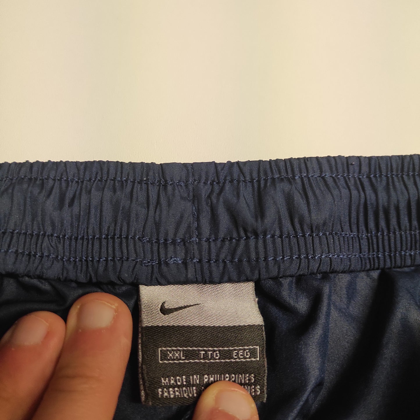 Entdecke unsere Vintage Track Pants von Nike und anderen Marken, erhältlich bei Valuxery.de - Dein Shop für trendige Vintage - Kleidung. Unsere Track Pants sind aus hochwertigen Materialien und