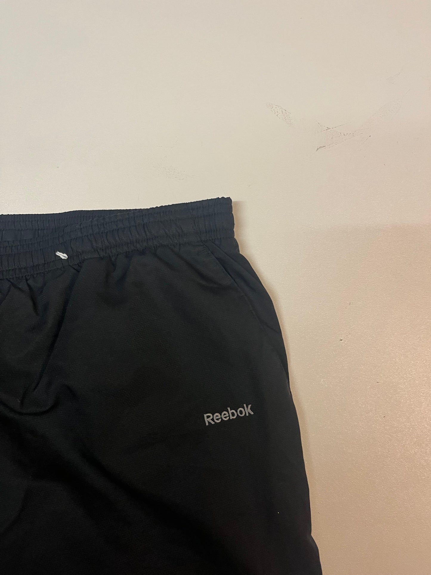 Entdecke unsere Vintage Track Pants von Nike und anderen Marken, erhältlich bei Valuxery.de - Dein Shop für trendige Vintage - Kleidung. Unsere Track Pants sind aus hochwertigen Materialien und