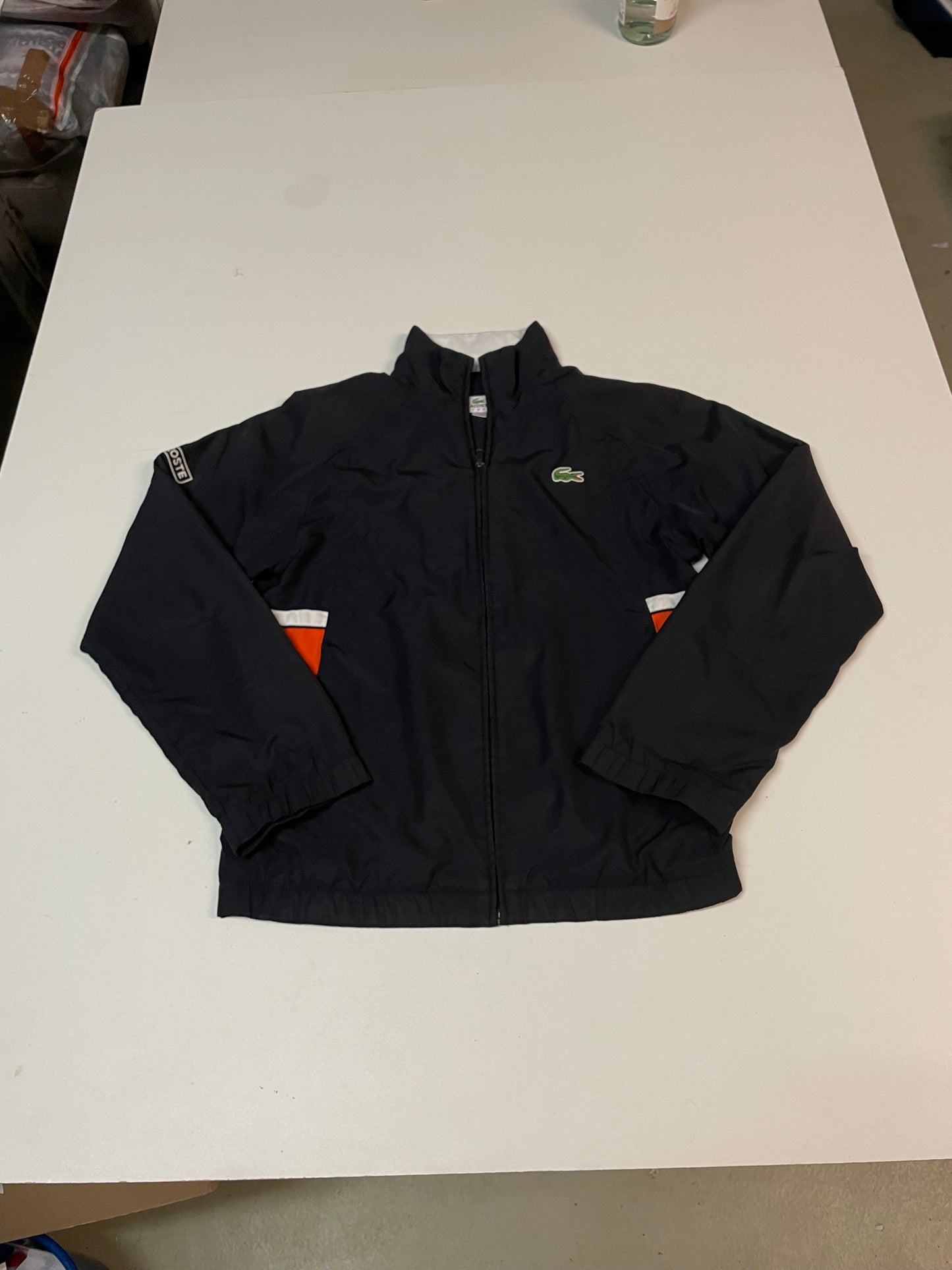 Entdecke unsere Vintage Track Pants von Nike und anderen Marken, erhältlich bei Valuxery.de - Dein Shop für trendige Vintage - Kleidung. Unsere Track Pants sind aus hochwertigen Materialien und