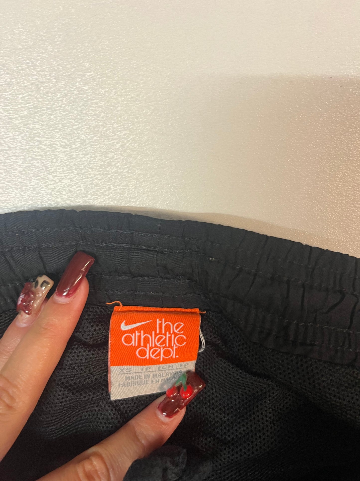 Entdecke unsere Vintage Track Pants von Nike und anderen Marken, erhältlich bei Valuxery.de - Dein Shop für trendige Vintage - Kleidung. Unsere Track Pants sind aus hochwertigen Materialien und