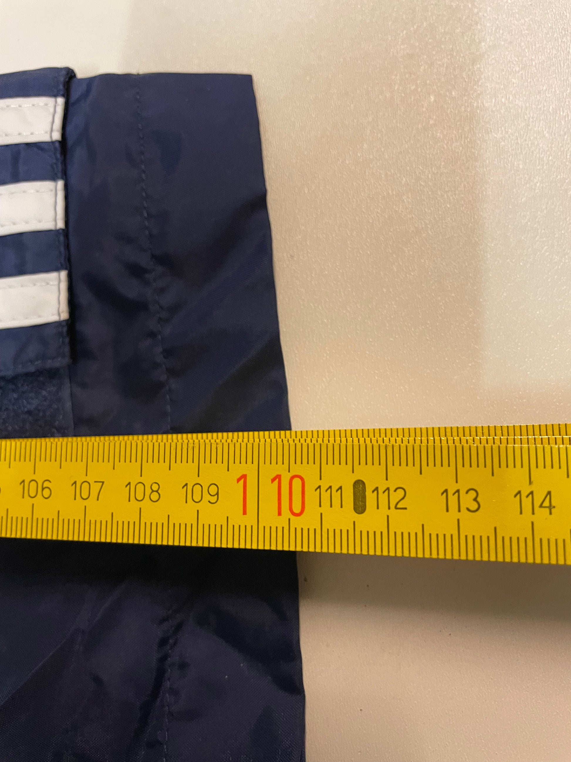 Entdecke unsere Vintage Track Pants von Nike und anderen Marken, erhältlich bei Valuxery.de - Dein Shop für trendige Vintage - Kleidung. Unsere Track Pants sind aus hochwertigen Materialien und