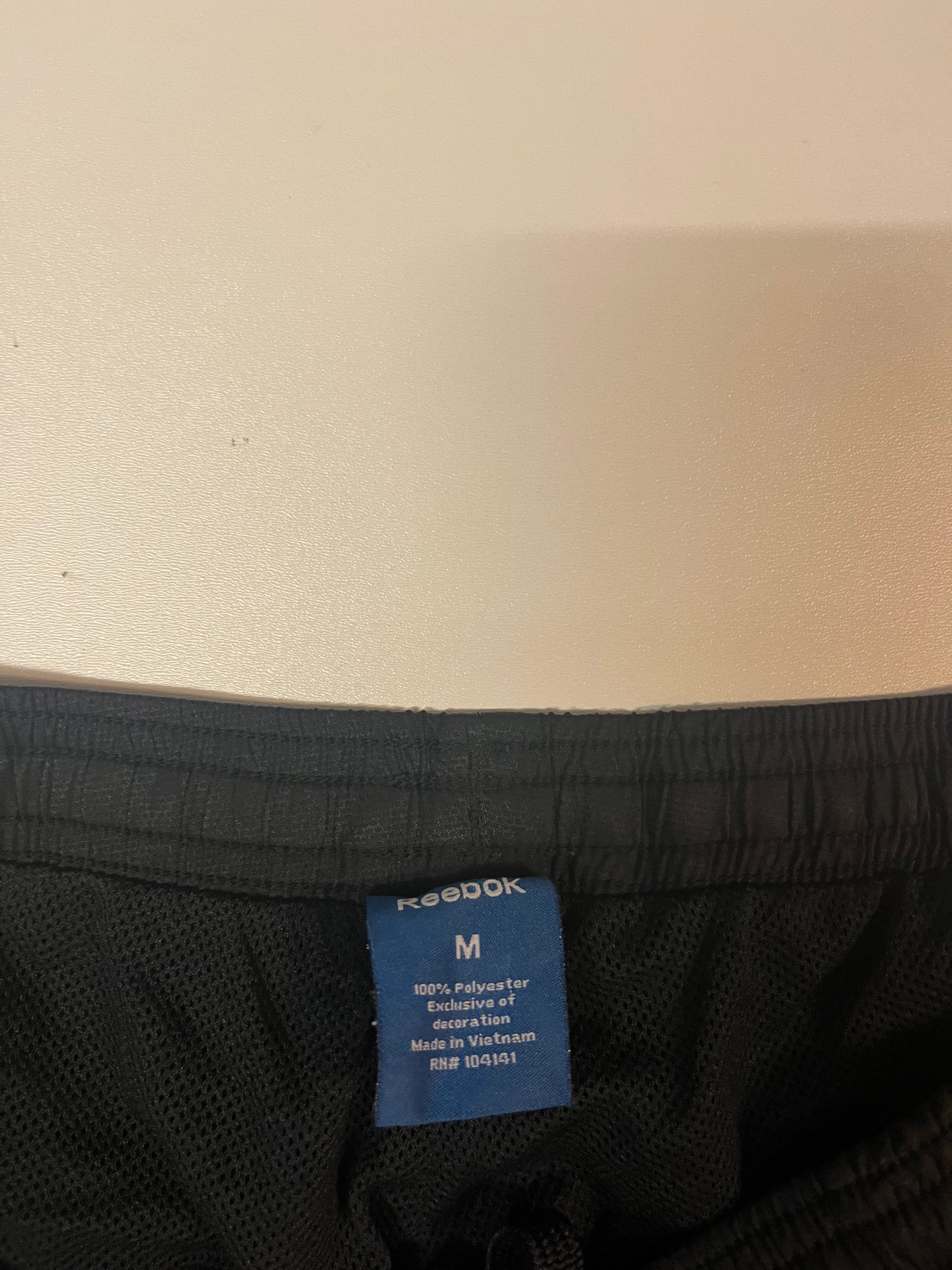 Entdecke unsere Vintage Track Pants von Nike und anderen Marken, erhältlich bei Valuxery.de - Dein Shop für trendige Vintage - Kleidung. Unsere Track Pants sind aus hochwertigen Materialien und