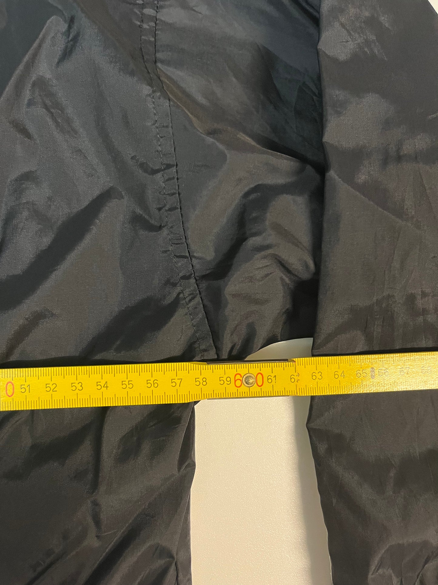 Entdecke unsere Vintage Track Pants von Nike und anderen Marken, erhältlich bei Valuxery.de - Dein Shop für trendige Vintage - Kleidung. Unsere Track Pants sind aus hochwertigen Materialien und