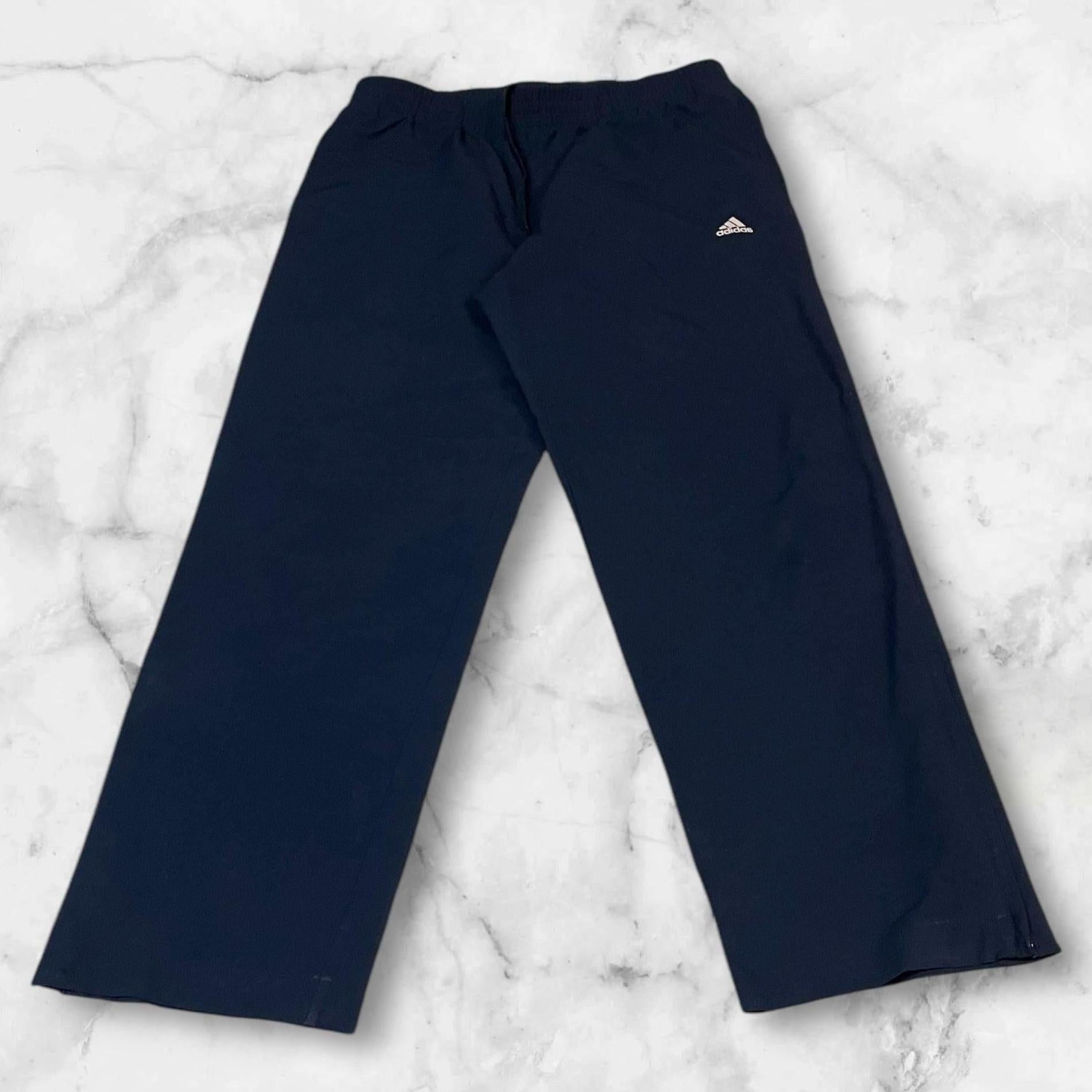 Entdecke unsere Vintage Track Pants von Nike und anderen Marken, erhältlich bei Valuxery.de - Dein Shop für trendige Vintage - Kleidung. Unsere Track Pants sind aus hochwertigen Materialien und