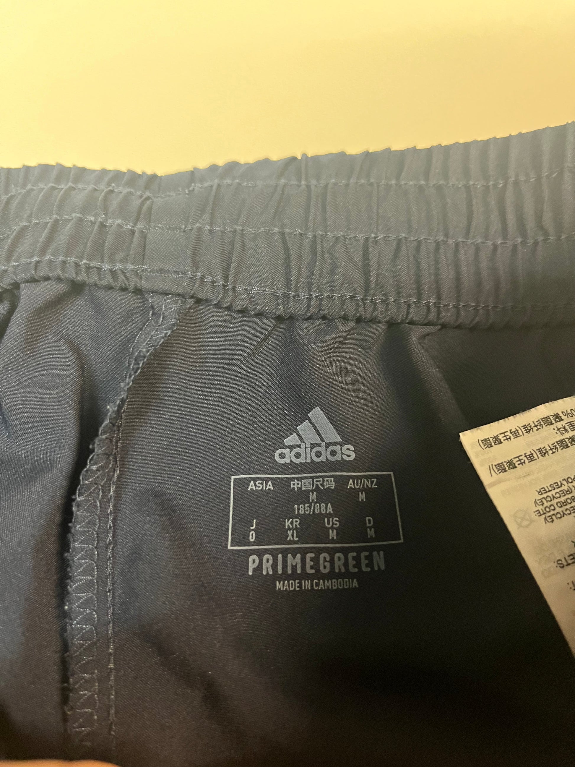 Entdecke unsere Vintage Track Pants von Nike und anderen Marken, erhältlich bei Valuxery.de - Dein Shop für trendige Vintage - Kleidung. Unsere Track Pants sind aus hochwertigen Materialien und