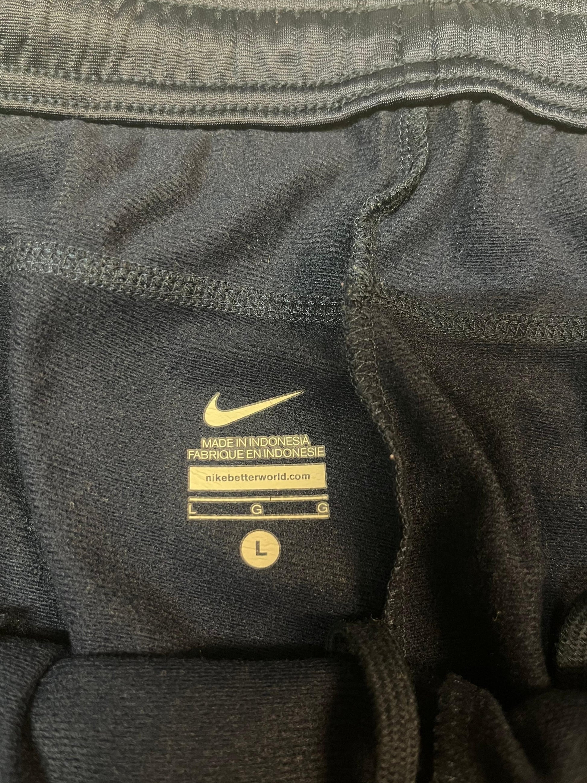Entdecke unsere Vintage Track Pants von Nike und anderen Marken, erhältlich bei Valuxery.de - Dein Shop für trendige Vintage - Kleidung. Unsere Track Pants sind aus hochwertigen Materialien und