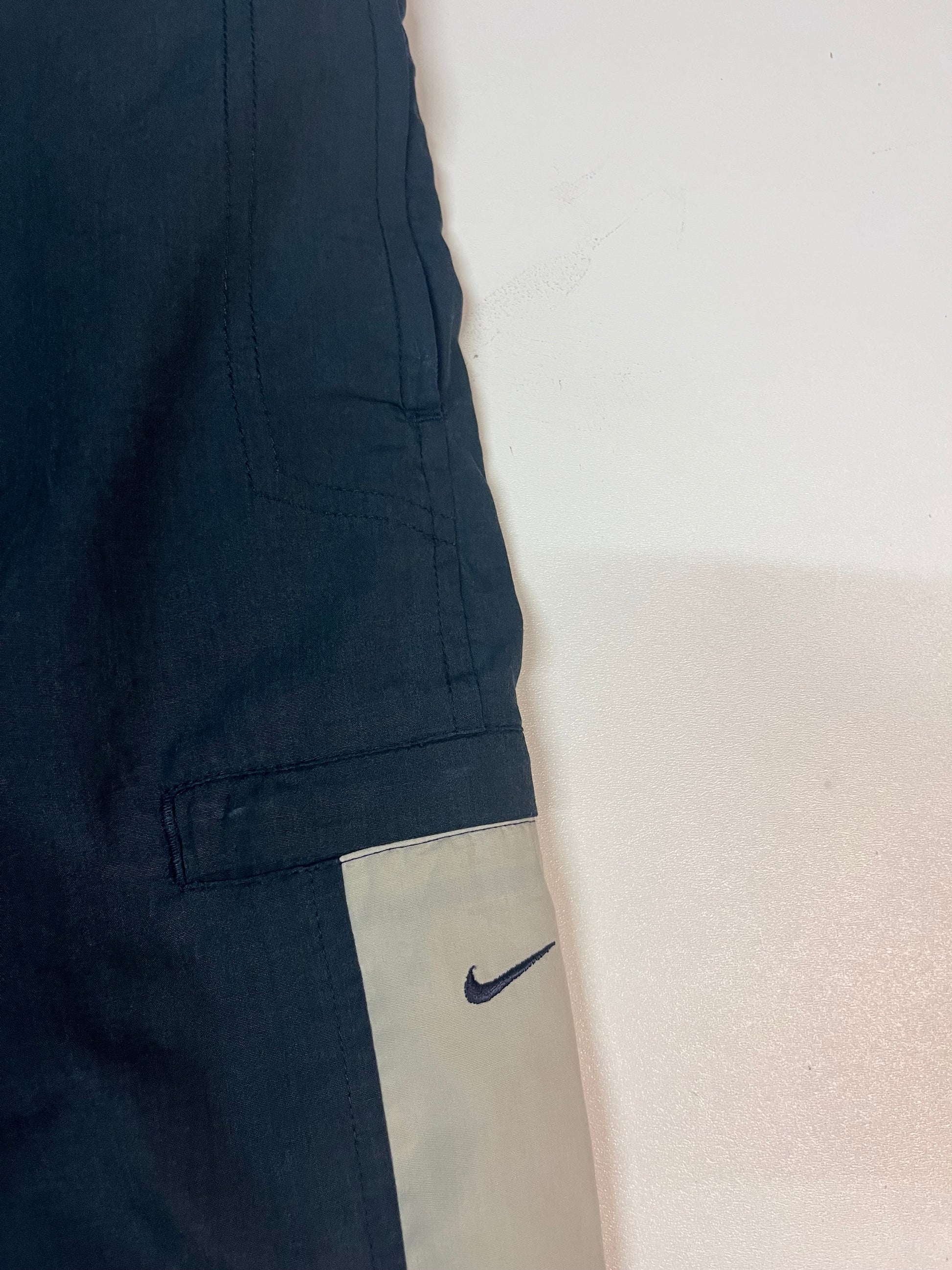 Entdecke unsere Vintage Track Pants von Nike und anderen Marken, erhältlich bei Valuxery.de - Dein Shop für trendige Vintage - Kleidung. Unsere Track Pants sind aus hochwertigen Materialien und