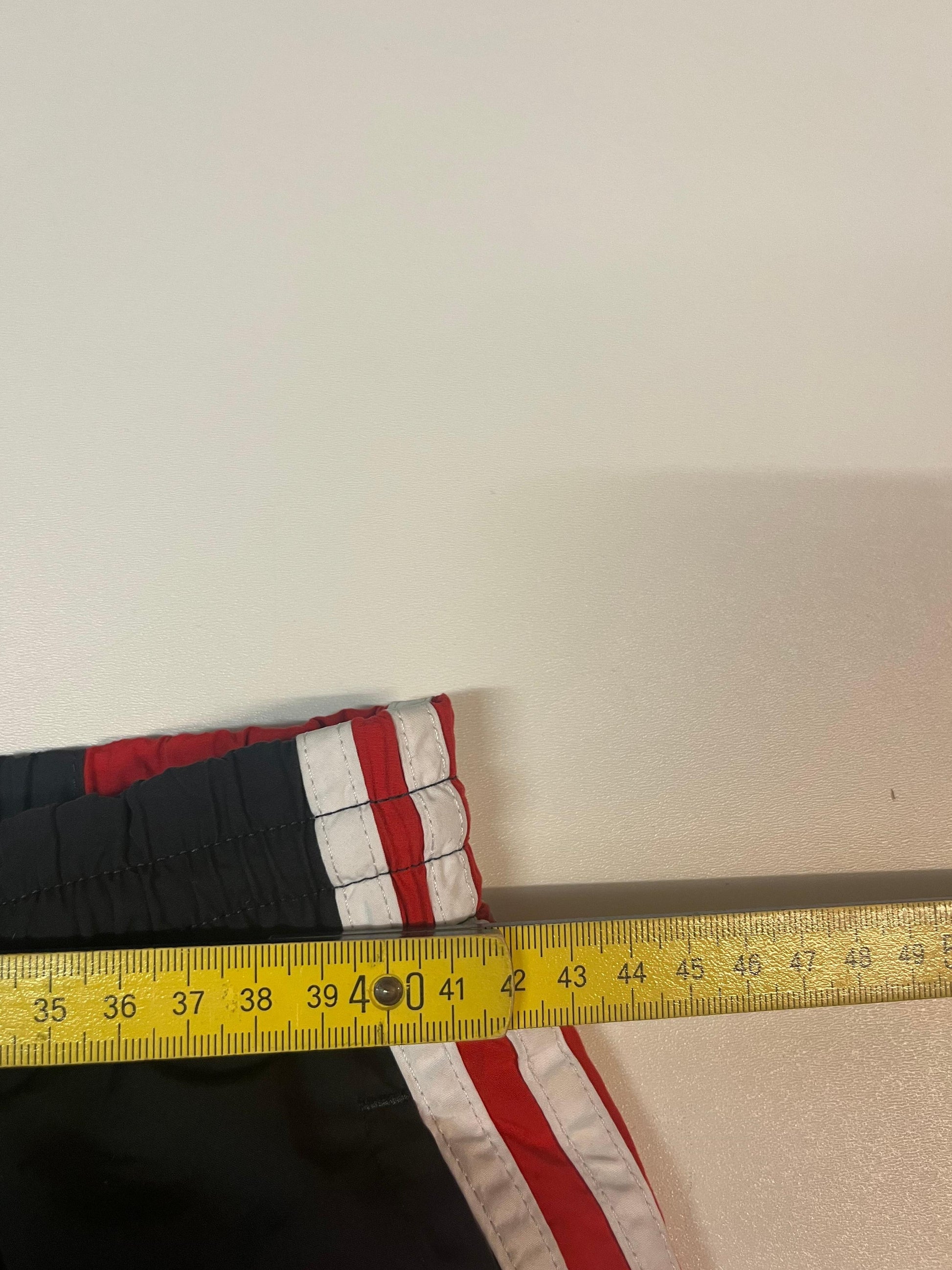 Entdecke unsere Vintage Track Pants von Nike und anderen Marken, erhältlich bei Valuxery.de - Dein Shop für trendige Vintage - Kleidung. Unsere Track Pants sind aus hochwertigen Materialien und