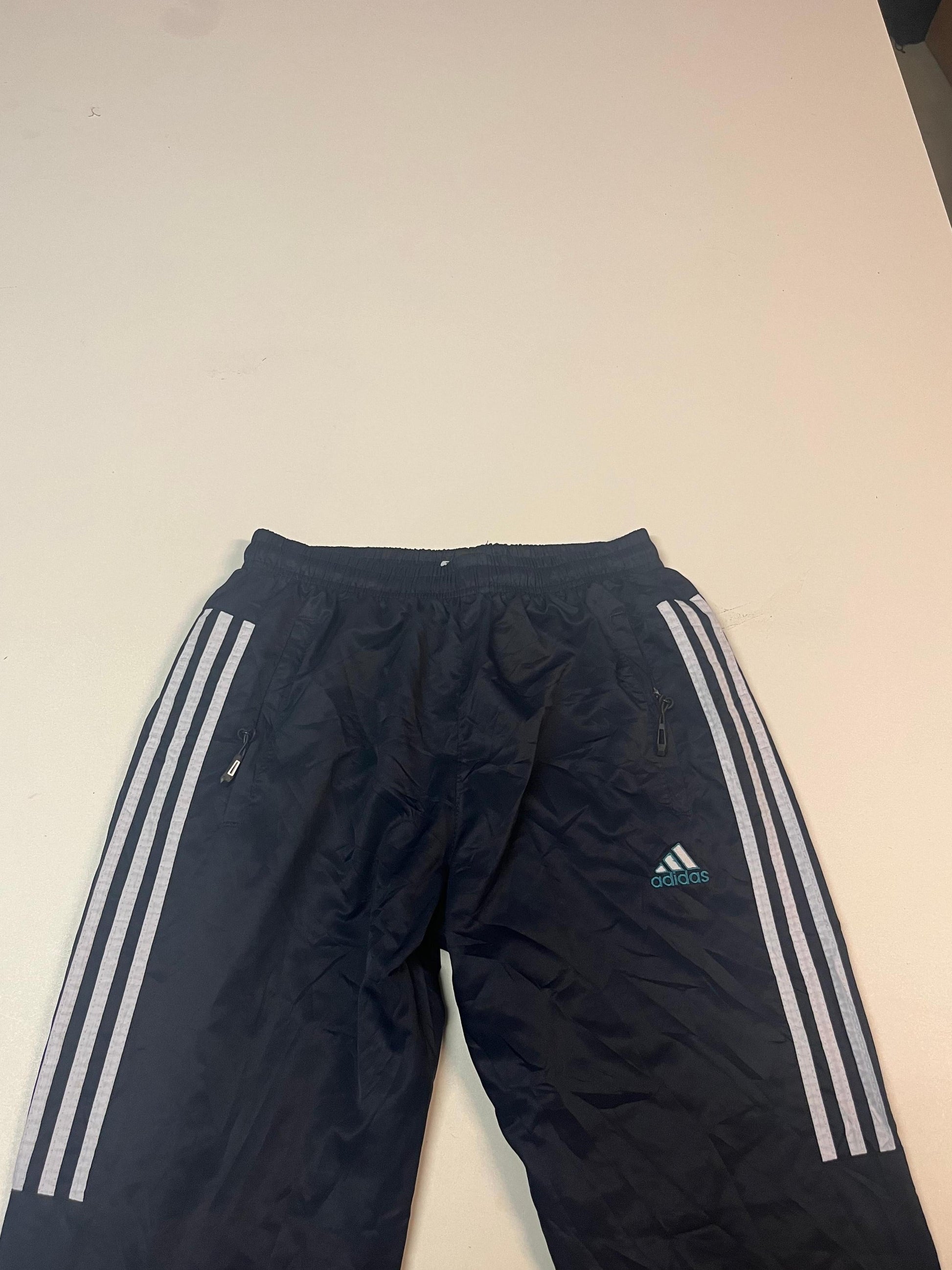 Entdecke unsere Vintage Track Pants von Nike und anderen Marken, erhältlich bei Valuxery.de - Dein Shop für trendige Vintage - Kleidung. Unsere Track Pants sind aus hochwertigen Materialien und