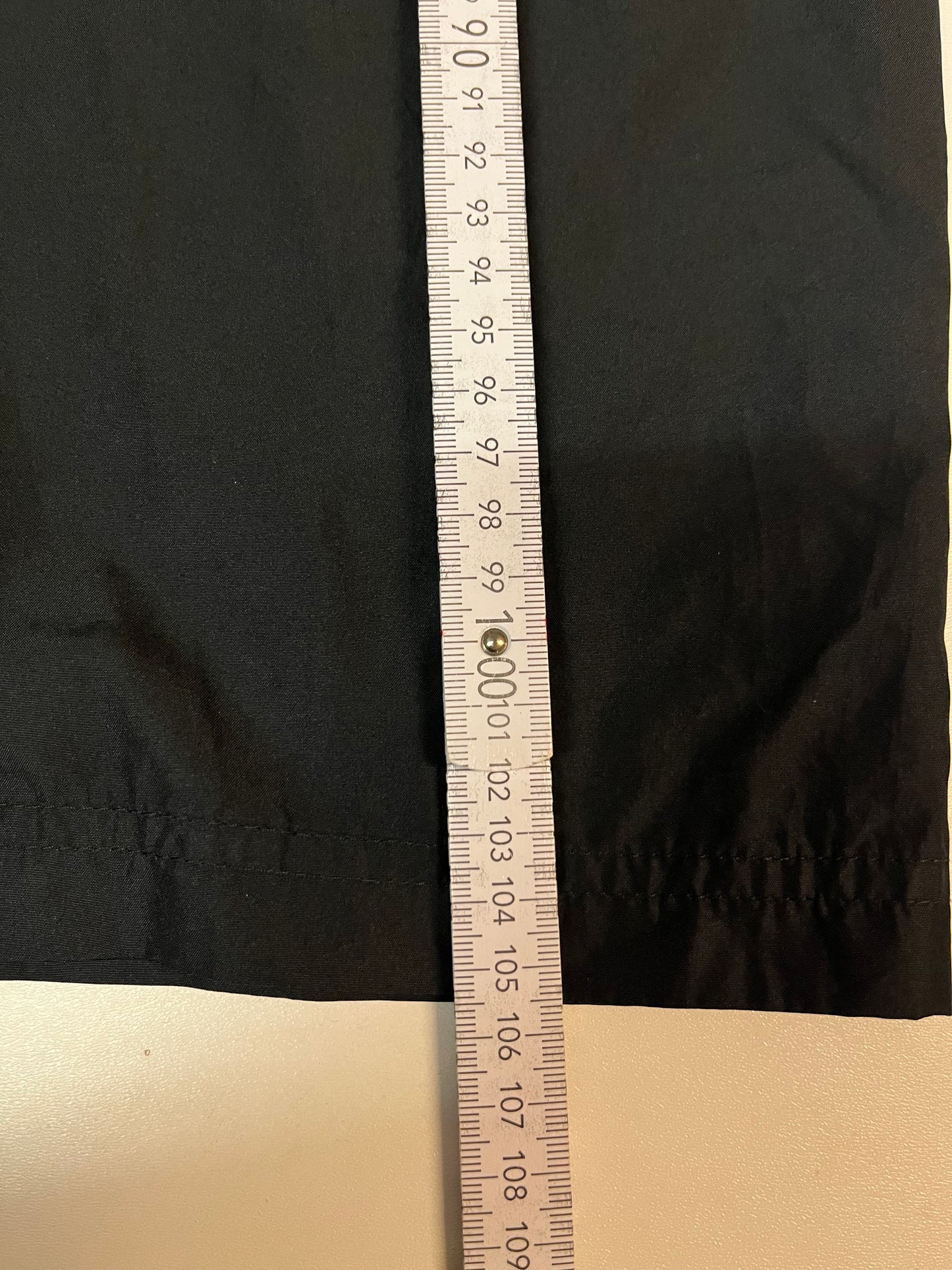 Entdecke unsere Vintage Track Pants von Nike und anderen Marken, erhältlich bei Valuxery.de - Dein Shop für trendige Vintage - Kleidung. Unsere Track Pants sind aus hochwertigen Materialien und