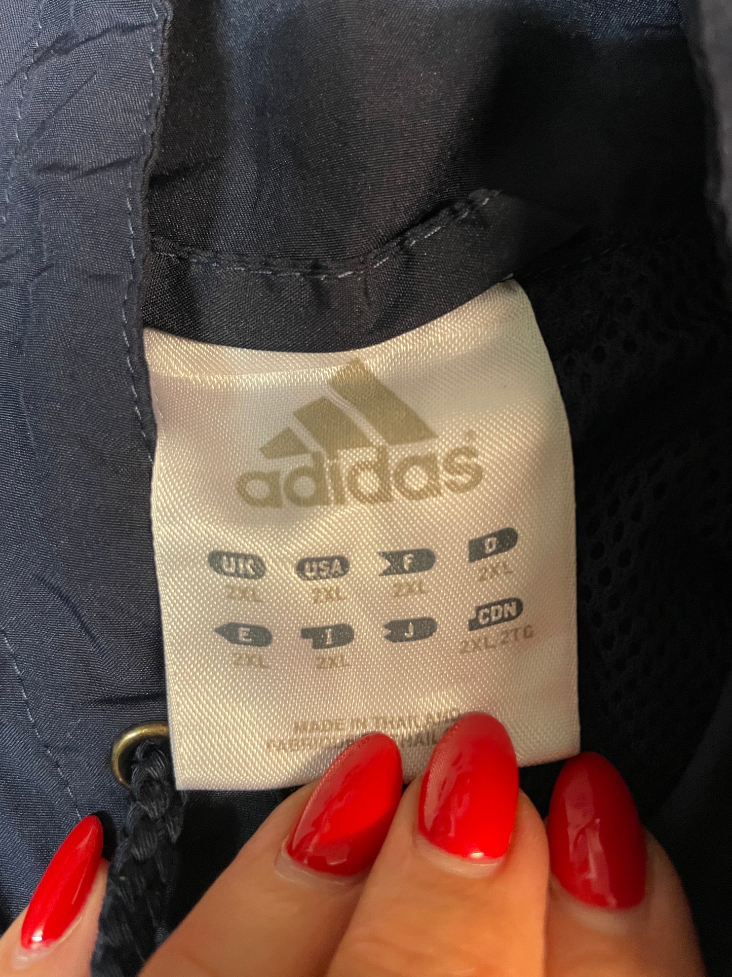 Entdecke unsere Vintage Track Pants von Nike und anderen Marken, erhältlich bei Valuxery.de - Dein Shop für trendige Vintage - Kleidung. Unsere Track Pants sind aus hochwertigen Materialien und