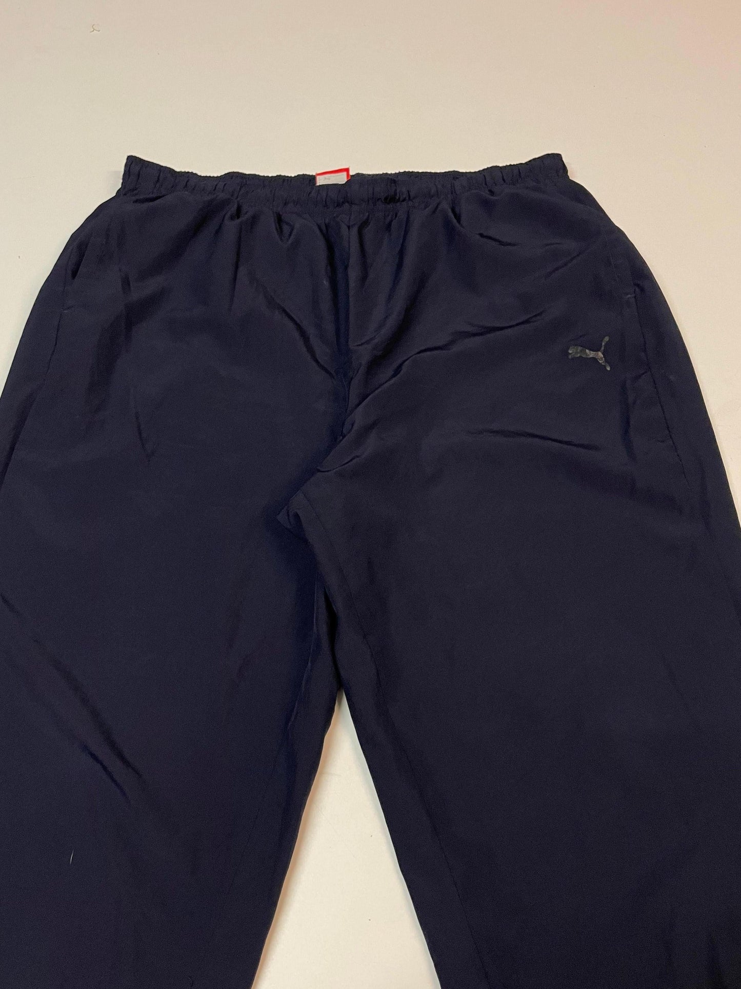 Entdecke unsere Vintage Track Pants von Nike und anderen Marken, erhältlich bei Valuxery.de - Dein Shop für trendige Vintage - Kleidung. Unsere Track Pants sind aus hochwertigen Materialien und