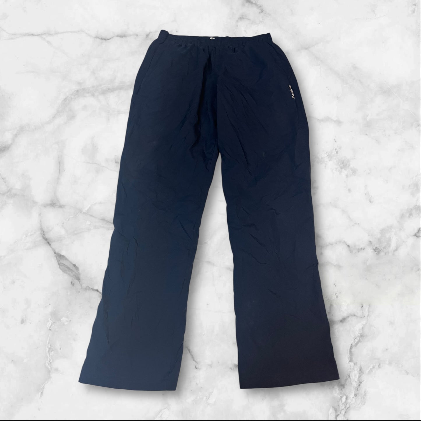 Entdecke unsere Vintage Track Pants von Nike und anderen Marken, erhältlich bei Valuxery.de - Dein Shop für trendige Vintage - Kleidung. Unsere Track Pants sind aus hochwertigen Materialien und