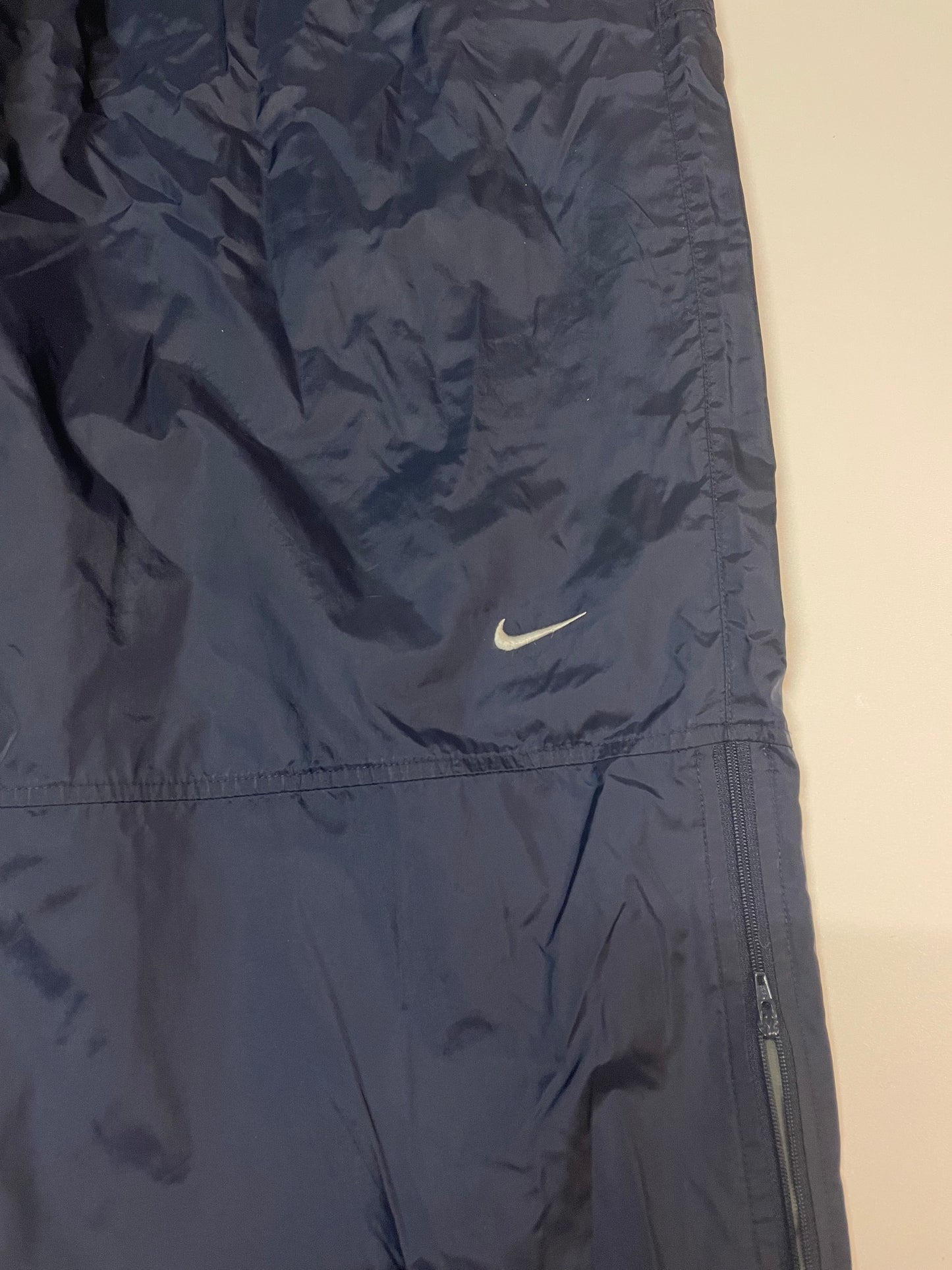 Entdecke unsere Vintage Track Pants von Nike und anderen Marken, erhältlich bei Valuxery.de - Dein Shop für trendige Vintage - Kleidung. Unsere Track Pants sind aus hochwertigen Materialien und
