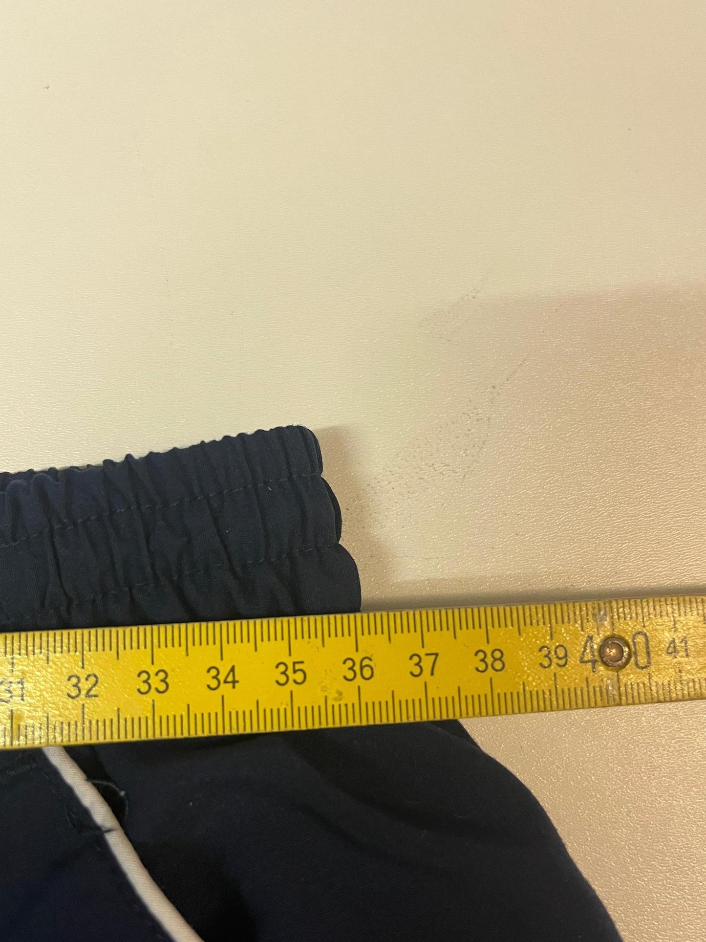 Entdecke unsere Vintage Track Pants von Nike und anderen Marken, erhältlich bei Valuxery.de - Dein Shop für trendige Vintage - Kleidung. Unsere Track Pants sind aus hochwertigen Materialien und