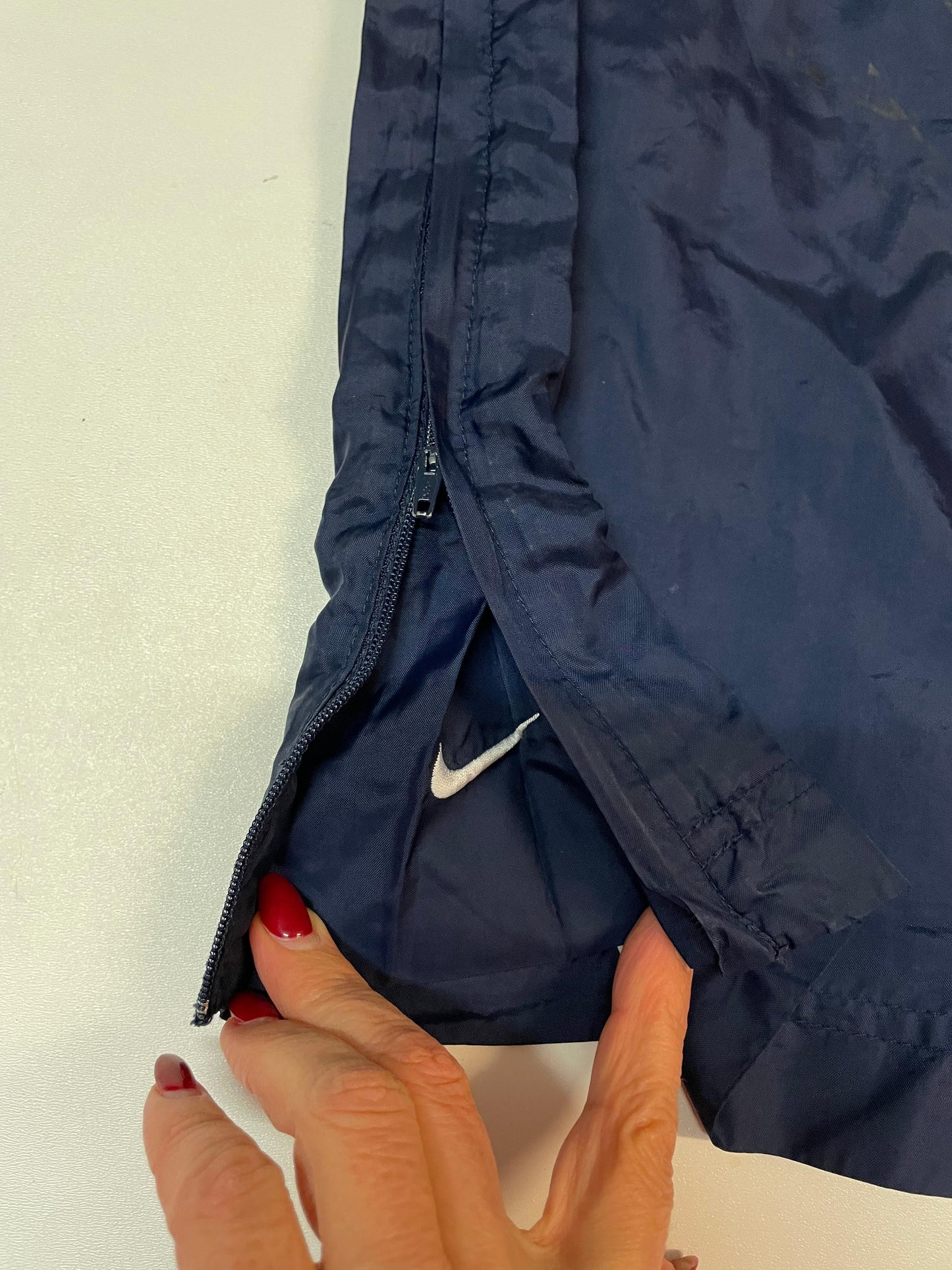 Entdecke unsere Vintage Track Pants von Nike und anderen Marken, erhältlich bei Valuxery.de - Dein Shop für trendige Vintage - Kleidung. Unsere Track Pants sind aus hochwertigen Materialien und