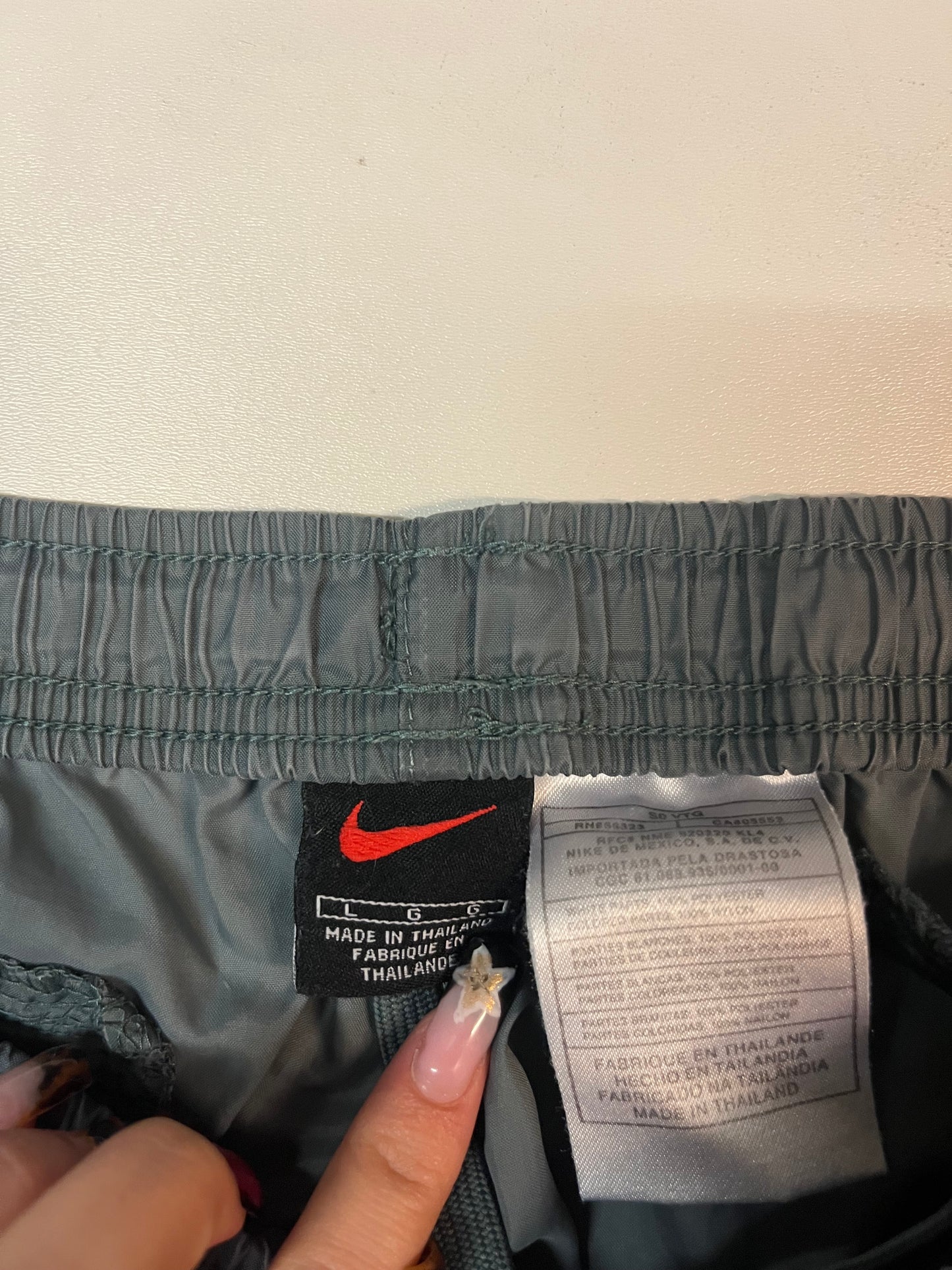 Entdecke unsere Vintage Track Pants von Nike und anderen Marken, erhältlich bei Valuxery.de - Dein Shop für trendige Vintage - Kleidung. Unsere Track Pants sind aus hochwertigen Materialien und