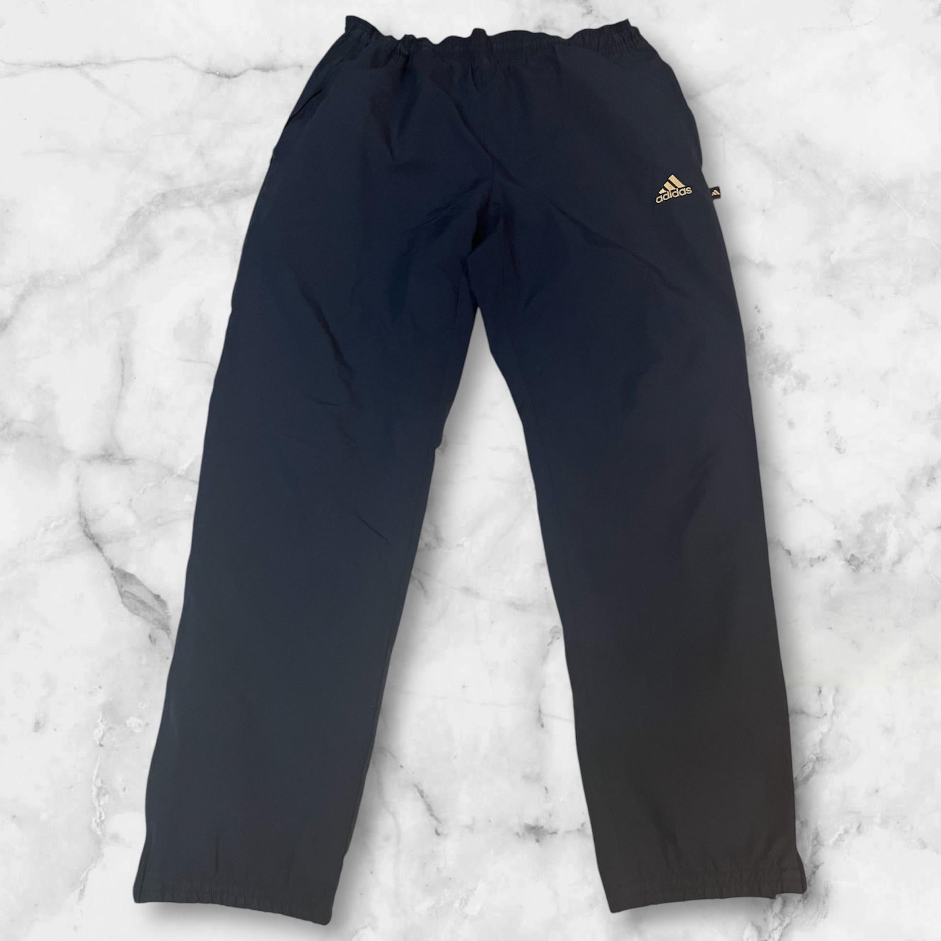 Entdecke unsere Vintage Track Pants von Nike und anderen Marken, erhältlich bei Valuxery.de - Dein Shop für trendige Vintage - Kleidung. Unsere Track Pants sind aus hochwertigen Materialien und