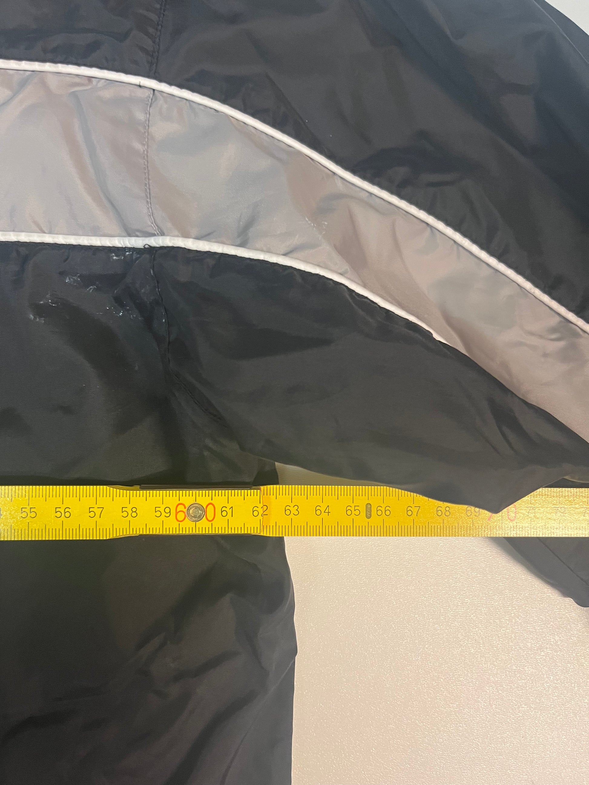 Entdecke unsere Vintage Track Pants von Nike und anderen Marken, erhältlich bei Valuxery.de - Dein Shop für trendige Vintage - Kleidung. Unsere Track Pants sind aus hochwertigen Materialien und