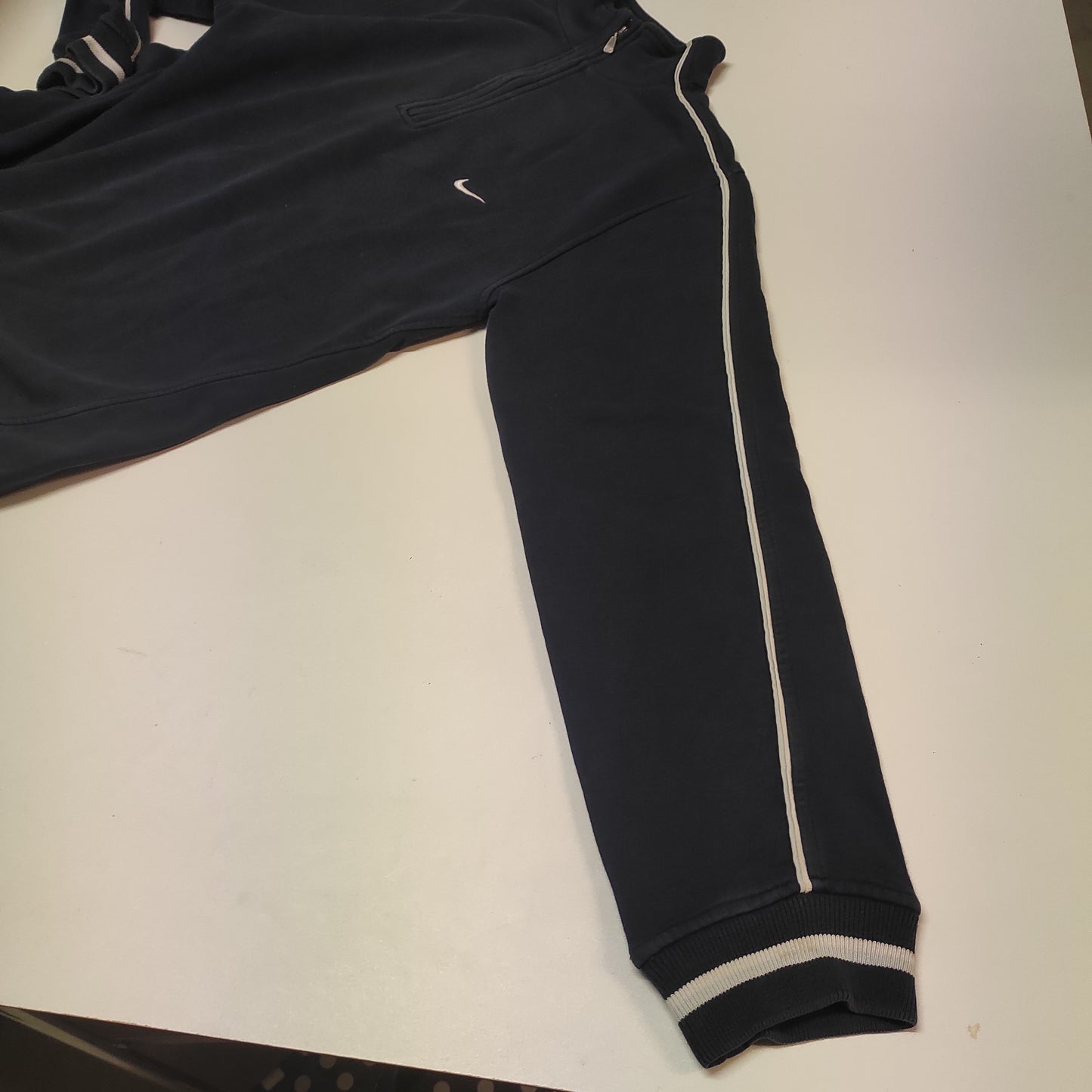 Entdecke unsere Vintage Track Pants von Nike und anderen Marken, erhältlich bei Valuxery.de - Dein Shop für trendige Vintage - Kleidung. Unsere Track Pants sind aus hochwertigen Materialien und