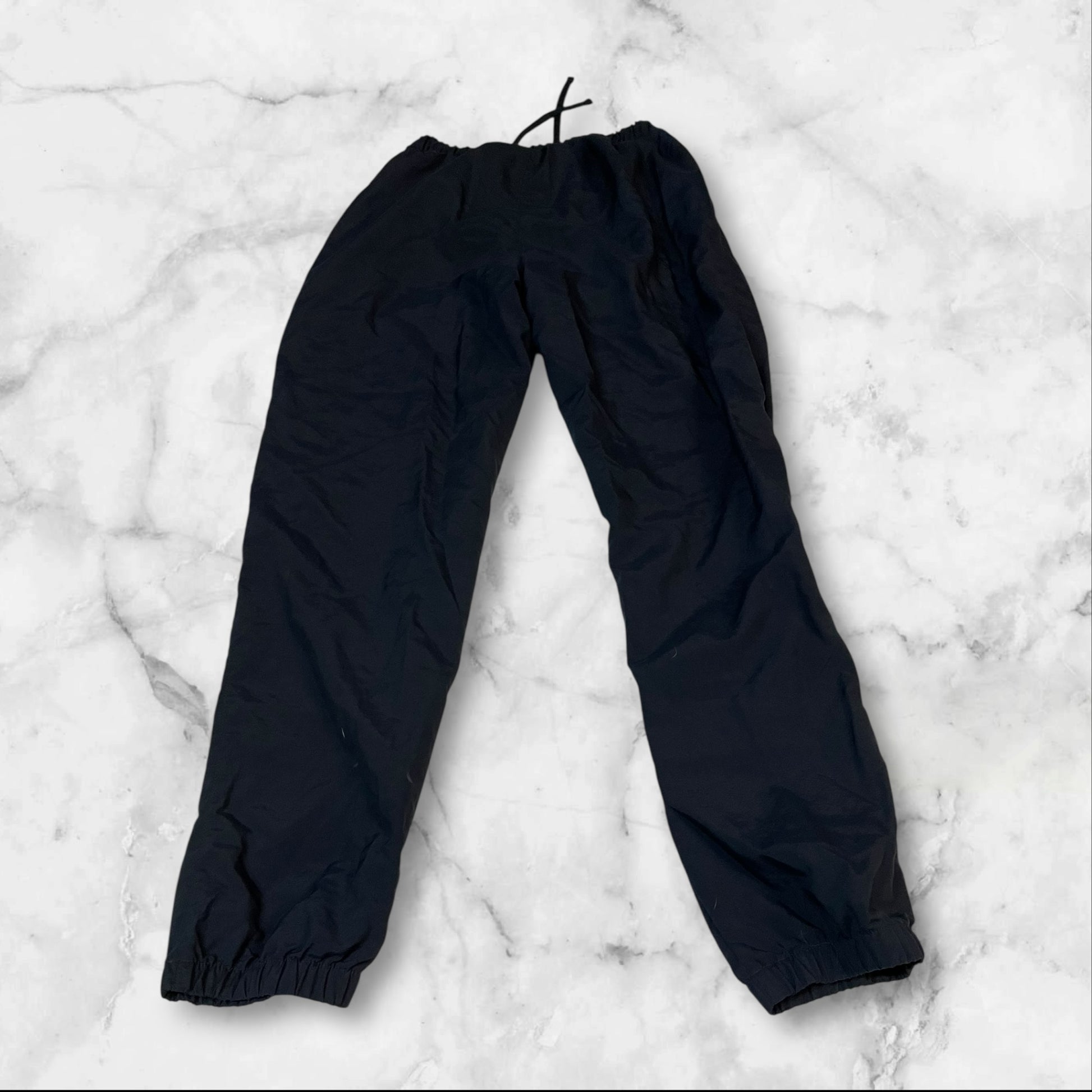 Entdecke unsere Vintage Track Pants von Nike und anderen Marken, erhältlich bei Valuxery.de - Dein Shop für trendige Vintage - Kleidung. Unsere Track Pants sind aus hochwertigen Materialien und