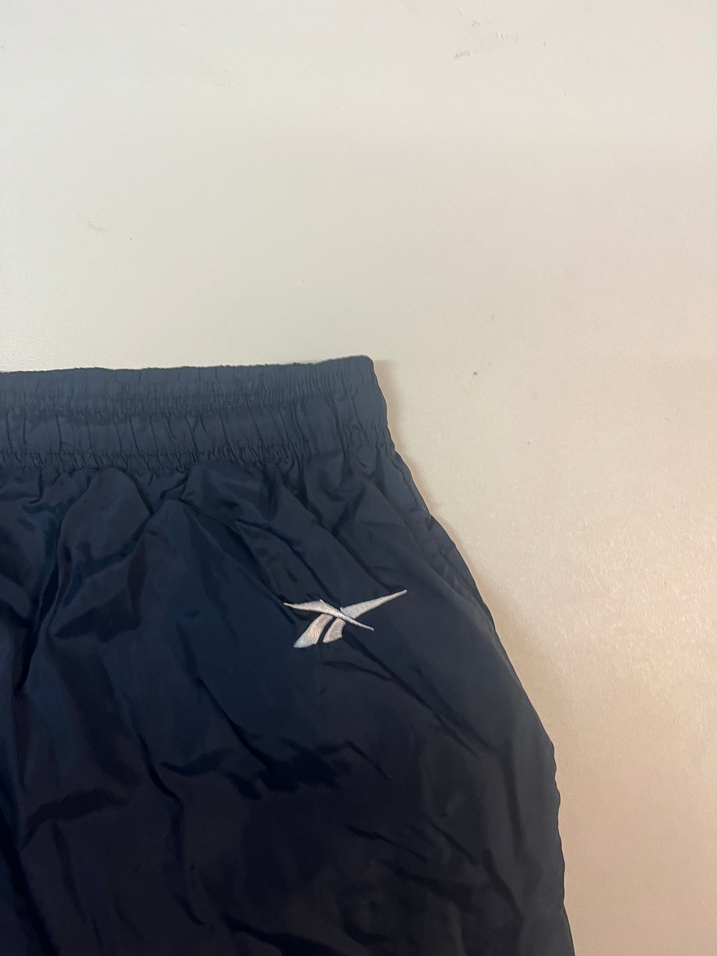 Entdecke unsere Vintage Track Pants von Nike und anderen Marken, erhältlich bei Valuxery.de - Dein Shop für trendige Vintage - Kleidung. Unsere Track Pants sind aus hochwertigen Materialien und