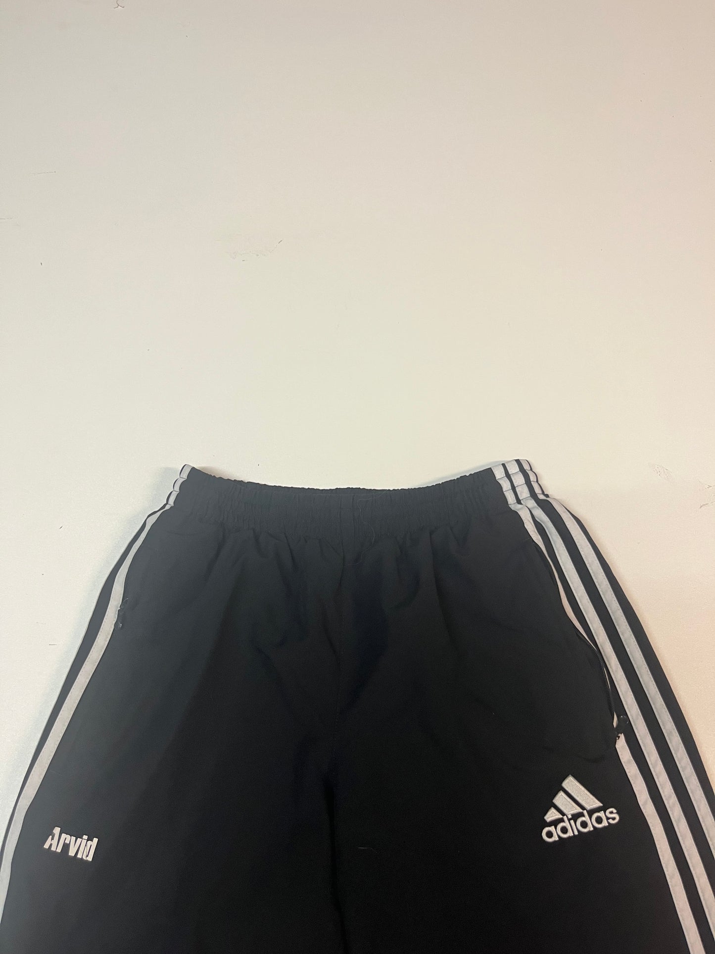 Entdecke unsere Vintage Track Pants von Nike und anderen Marken, erhältlich bei Valuxery.de - Dein Shop für trendige Vintage - Kleidung. Unsere Track Pants sind aus hochwertigen Materialien und