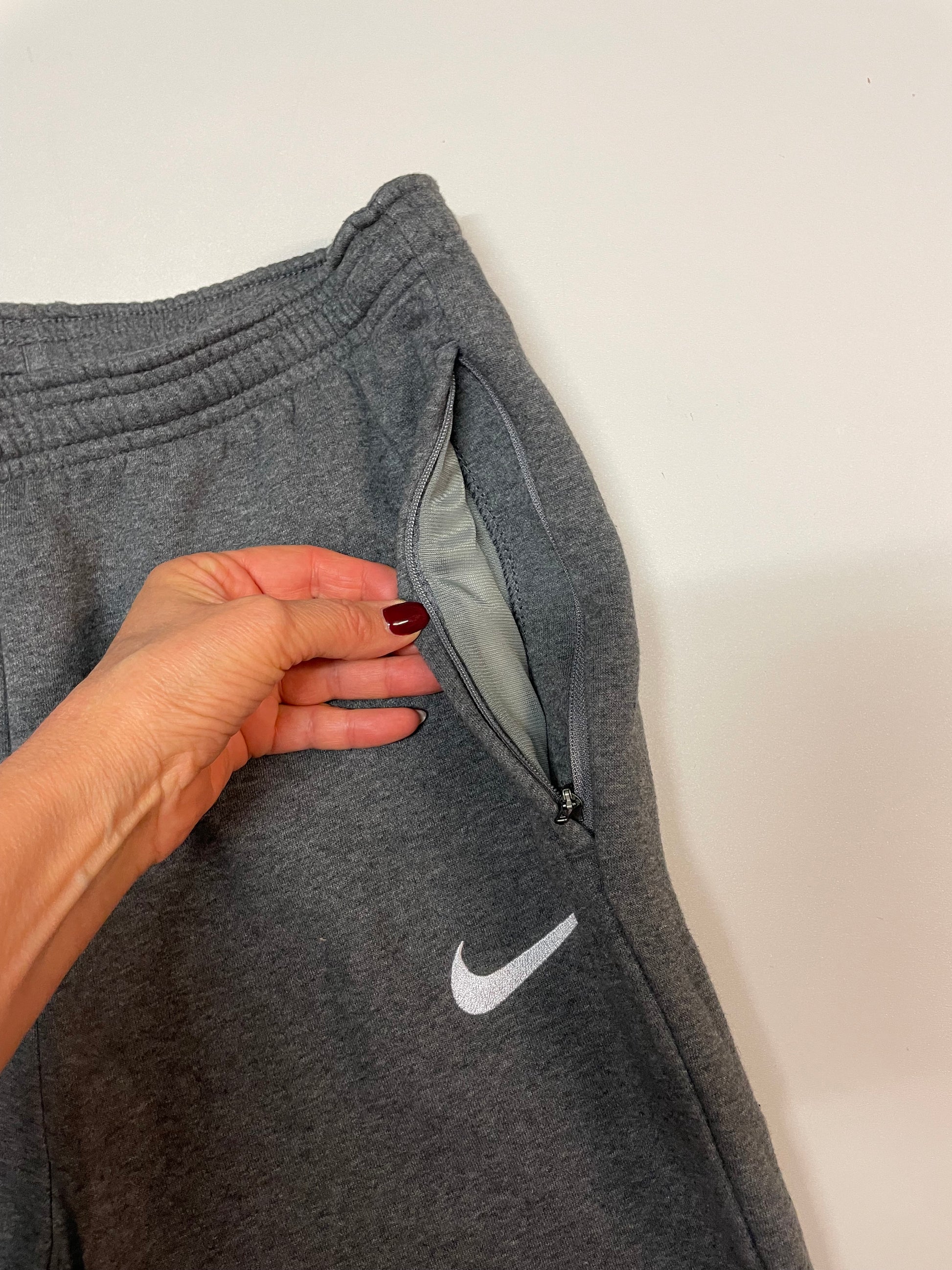 Entdecke unsere Vintage Track Pants von Nike und anderen Marken, erhältlich bei Valuxery.de - Dein Shop für trendige Vintage - Kleidung. Unsere Track Pants sind aus hochwertigen Materialien und
