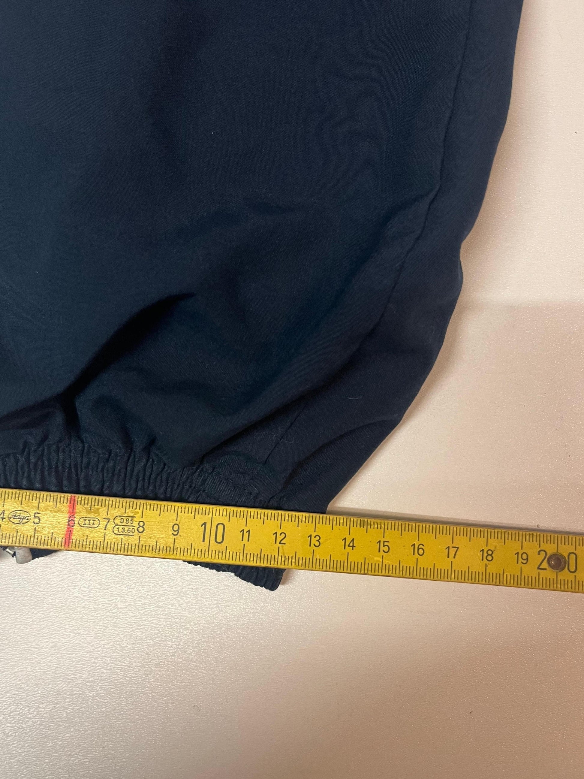 Entdecke unsere Vintage Track Pants von Nike und anderen Marken, erhältlich bei Valuxery.de - Dein Shop für trendige Vintage - Kleidung. Unsere Track Pants sind aus hochwertigen Materialien und