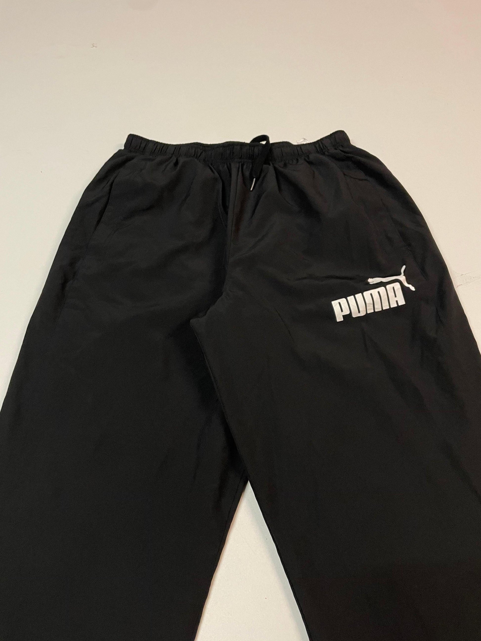 Entdecke unsere Vintage Track Pants von Nike und anderen Marken, erhältlich bei Valuxery.de - Dein Shop für trendige Vintage - Kleidung. Unsere Track Pants sind aus hochwertigen Materialien und