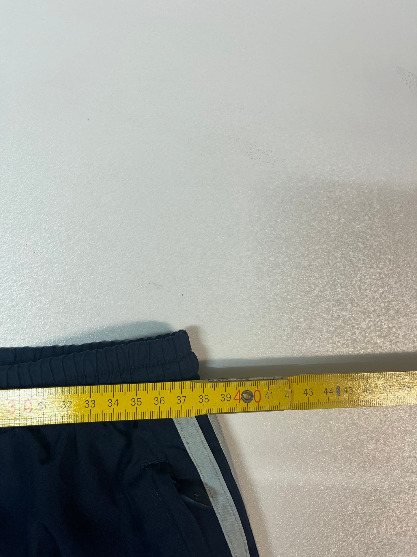 Entdecke unsere Vintage Track Pants von Nike und anderen Marken, erhältlich bei Valuxery.de - Dein Shop für trendige Vintage - Kleidung. Unsere Track Pants sind aus hochwertigen Materialien und