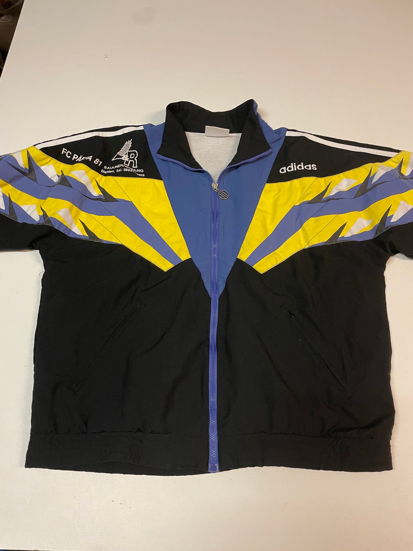 Entdecke unsere Vintage Track Pants von Nike und anderen Marken, erhältlich bei Valuxery.de - Dein Shop für trendige Vintage - Kleidung. Unsere Track Pants sind aus hochwertigen Materialien und