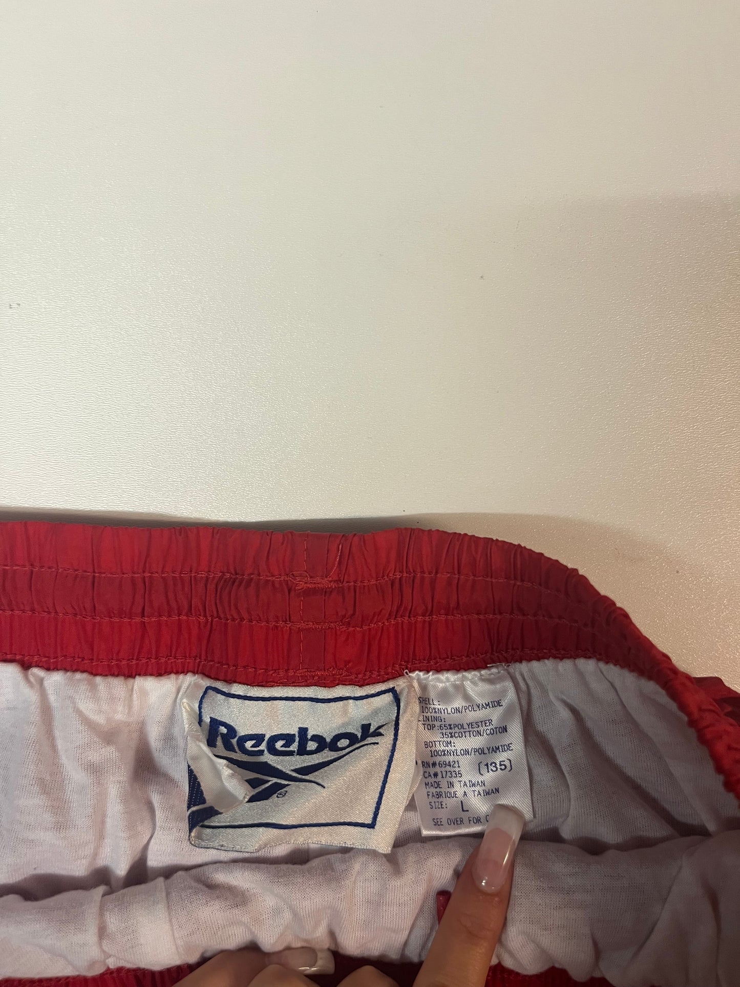 Entdecke unsere Vintage Track Pants von Nike und anderen Marken, erhältlich bei Valuxery.de - Dein Shop für trendige Vintage - Kleidung. Unsere Track Pants sind aus hochwertigen Materialien und