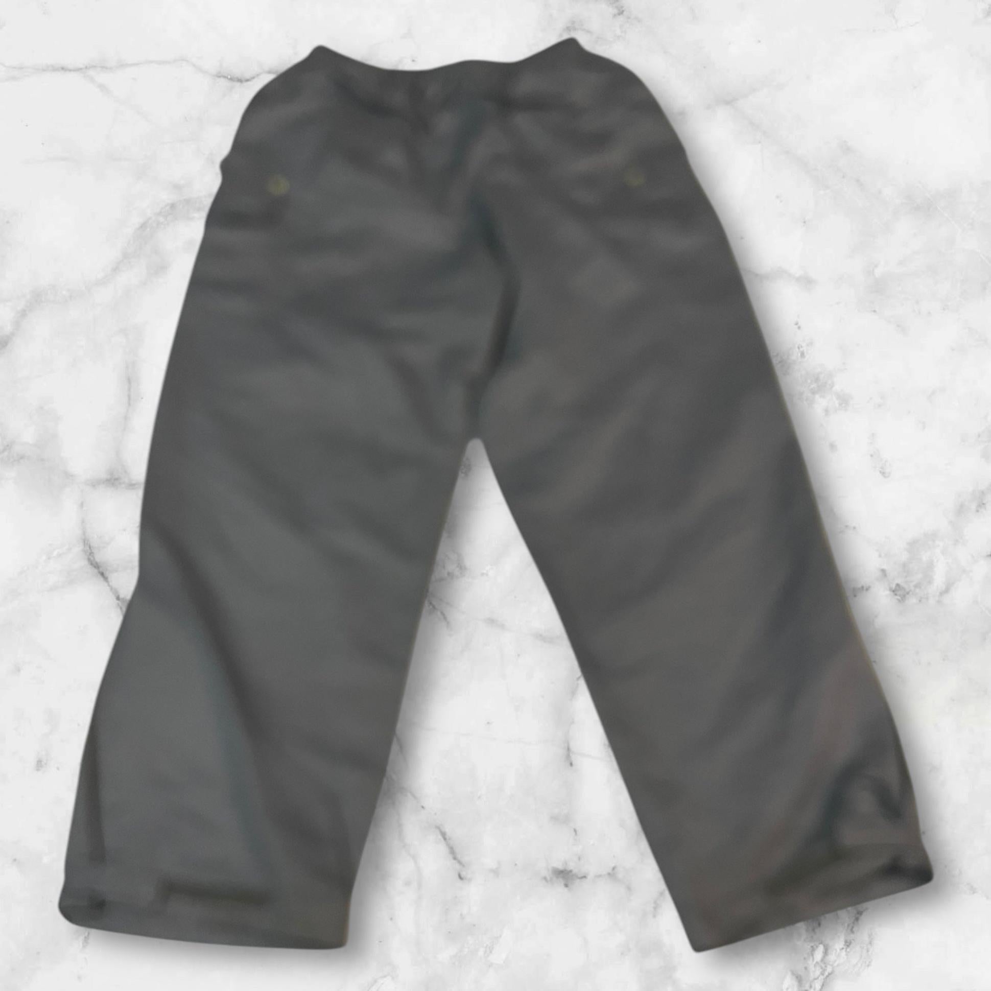 Entdecke unsere Vintage Track Pants von Nike und anderen Marken, erhältlich bei Valuxery.de - Dein Shop für trendige Vintage - Kleidung. Unsere Track Pants sind aus hochwertigen Materialien und